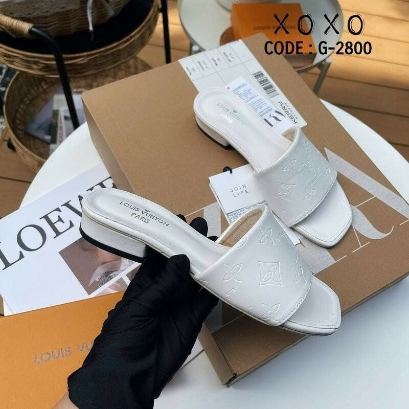 Louis Vuitton งานสวม งานปั๊มลึก โลโก้แบรนด์ มีส้นเล็กน้อยกำลังใส่สบาย งานชนช้อป ตอยนี้เลยคะ วัสดุหนังนุ่ม