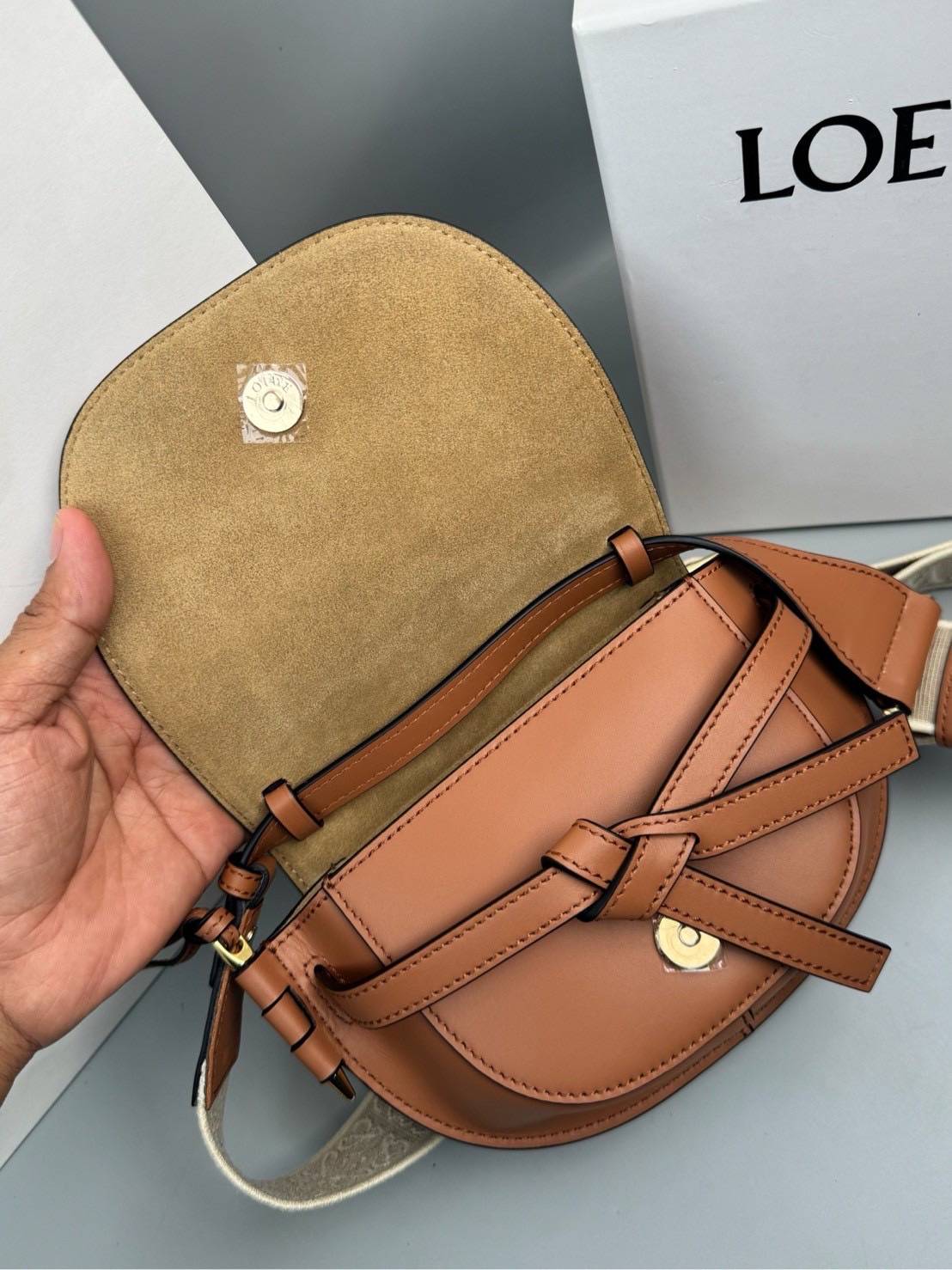 TOP ORI หนังแท้ | Loewe Mini Gate bag กระเป๋าสะพายทรงสวยไซส์มินิ ใช้ได้ทั้งหนุ่มๆและสาว คูลๆ สุดยอดแบรนด์ที่ดีไซน์เป็นเอกลักษณ์ โดดเด่น สวยหรู สไตล์คลาสสิค