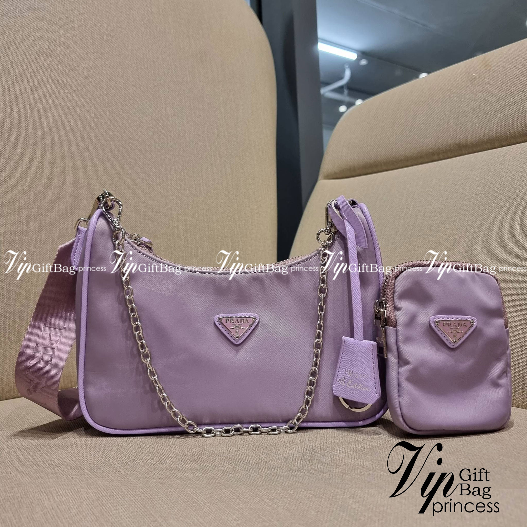 VIP 🥂 PRADA RE-EDITION 2005 RE-NYLON SHOULDER BAG ไอเท็มสุดปัง ที่ฮิตตลอดกาลไม่ว่าจะปีไหนๆ จัดให้ครบทั้งสีขายดีและสีใหม่ล่าสุด ที่สายคุณหนูห้ามพลาด!! กับกระเป๋าสะพายทรงคลาสสิค เหมาะเป็น everyday bag มากๆ วัสดุผ้าไนล่อนคุณภาพ พร้อมใบลูก ไว้ใส่เหรีย