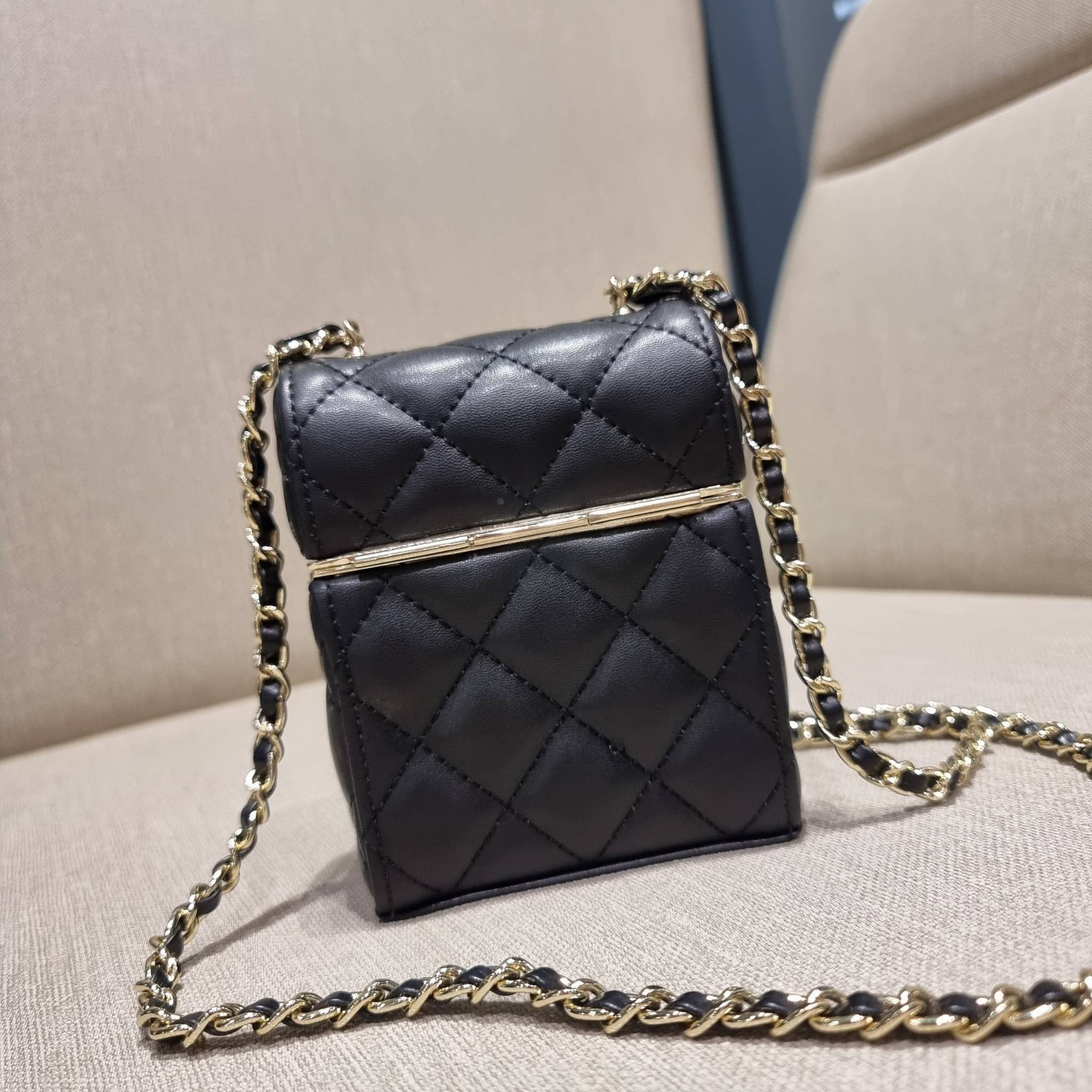 VIP 🥂 Chanel Clutch with Chain / Chanel small box with chain กระเป๋าสะพายเอนกประสงค์ รูปทรงกล่อง ไซส์มินิน่ารัก ใบจริงเห็นแล้วใจบาง หลงรักที่สุด วัสดุหนังสังเคราะห์เดินลายเส้นสวยคม อะไหล่โลโก้สีทองโดดเด่น มาพร้อมสายสะพายในตัว เปิด-ปิดด้วยการกดที่โ