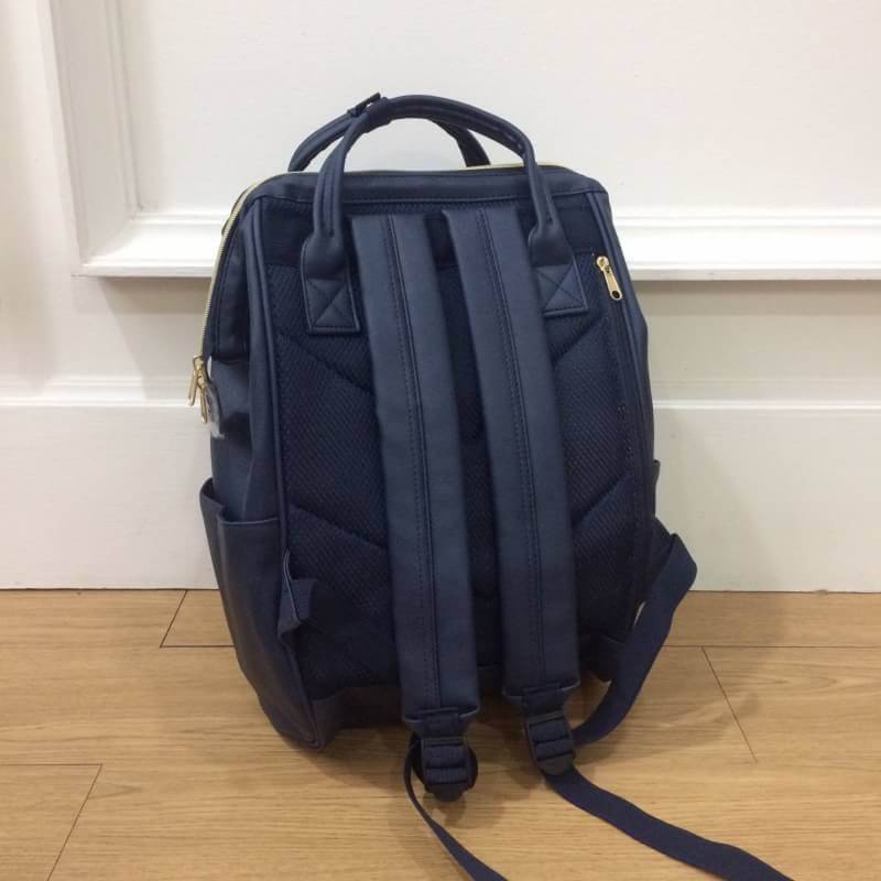 รุ่น คลาสสิก Anello Classic Polyurethane Leather Rucksack เป้อเนลโล ทำจาก PU Leather ทั้งใบ ดูแลทำความสะอาดง่าย น้ำหนักเบา สวยน่ารักดูดีค่ะ รุ่นนี้เป็นขนาดคลาสสิก (regular) สายสะพายแข็งแรง ด้านในบุผ้าอย่างดีค่ะ ด้านหลังและสายสะพายมีฟองน้ำช่วยซับพอร์ตไม่เจ