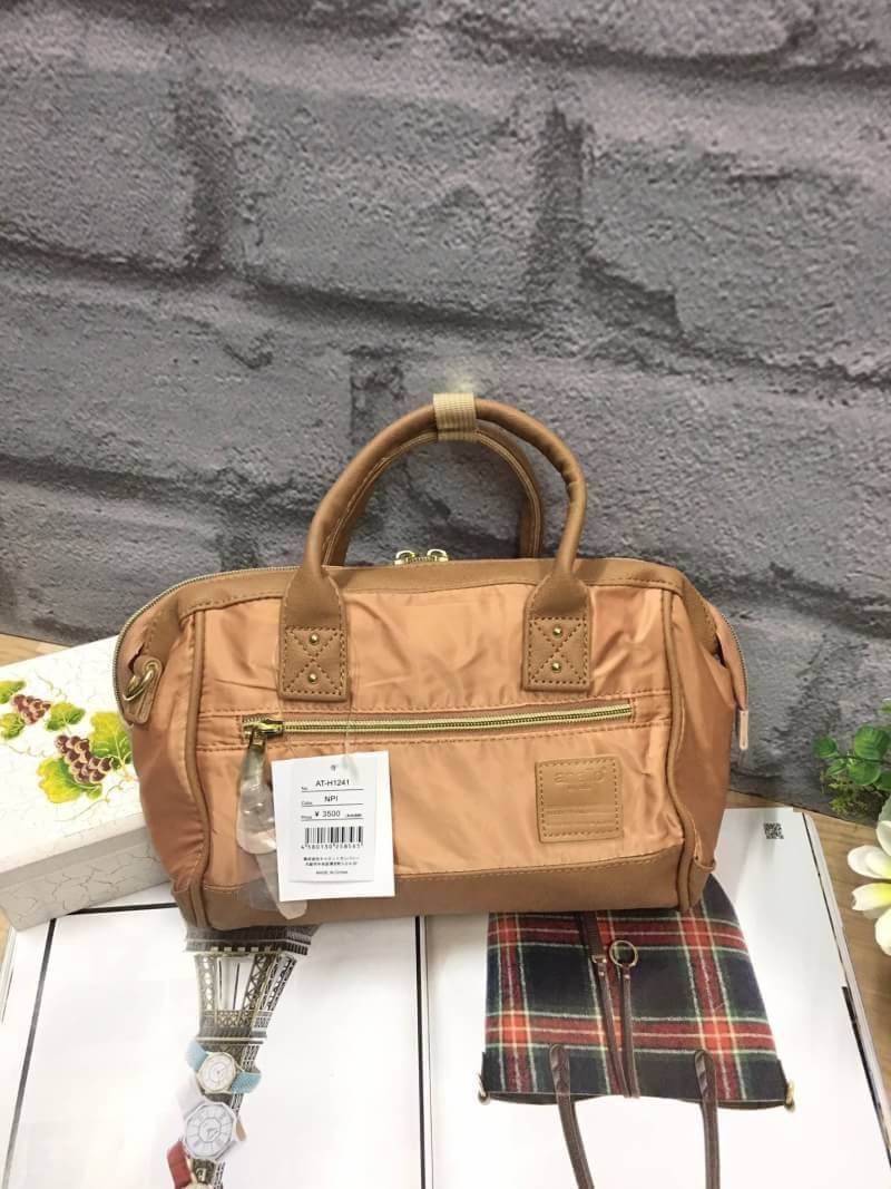 ANELLO NYLON 2 WAY MINI BOSTON BAG 2017 แบรนด์ฮิตติดลมบนในขณะนี้ กับคอลเลคชั่นใหม่เป็นรุ่นทรงShoulder bag วัสดุNYLON สลับกับ Pu น้ำหนักเบา กันน้ำได้ ช่องใหญ่เปิดปิดด้วยซิปคู่ ปากกระเป๋ามีโครงสะดวกใช้ ดูแลรักษาง่าย ตัวจริงน่าใช้ทุกสีเลยคะ เป็นรุ่นใหม่อีกรุ