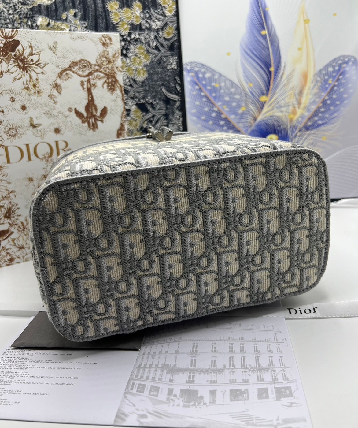 22cm Medium DiorTravel Vanity Case กระเป๋าใส่เครื่องสำอางใบกลาง จุของได้เยอะ มาพร้อมกับลวดลาย Oblique ปักอย่างประณีตและประดับด้วยสัญลักษณ์ Christian Dior Paris มาพร้อมสายสะพายและหูจับในตัว