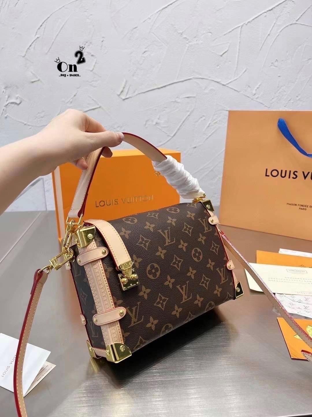 LV Side trunk pm / LV Soft Box Side Trunk Ladies Shoulder Messenger Bag กระเป๋าสะพายทรงกล่อง ที่สาวๆเรียกร้อง วัสดุหนังแคนวาส ดีไซน์ทุกอย่างได้ลงตัว หรูหรา อัพลุคได้ทุกสไตล์ ราคาสุดคุ้ม รุ่นนี้เป็น unisex ด้วยน้า ใช้ได้ทั้งหนุ่มๆและสาวๆไปเลย