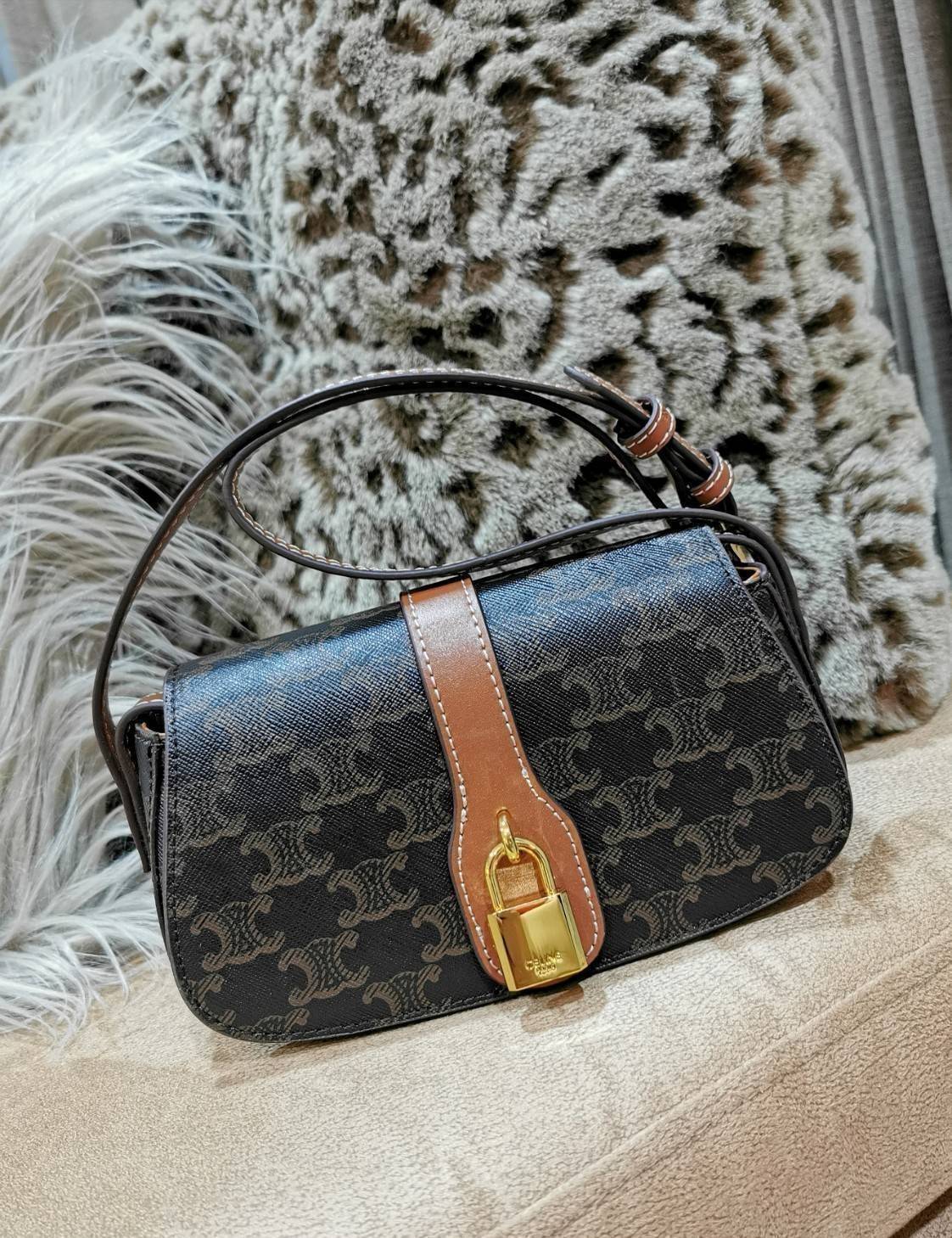 CELINE MINI CROSSBODY BAG VIP GIFT WITH PURCHASE (GWP) กระเป๋าพรีเมี่ยมกิ๊ฟ Limited Edition จาก CELINE PARFUME DUTYFREE COUNTER วัสดุ TRIOMPHE CANVAS ดีไซน์สุดคลาสสิคเปิดปิดด้วยฝาปิดแม่เหล็ก ด้านหน้าตกแต่งด้วยแม่กุญเเจแบรนด์สามารถใช้งานจริงได้ ภายในโล่งมี