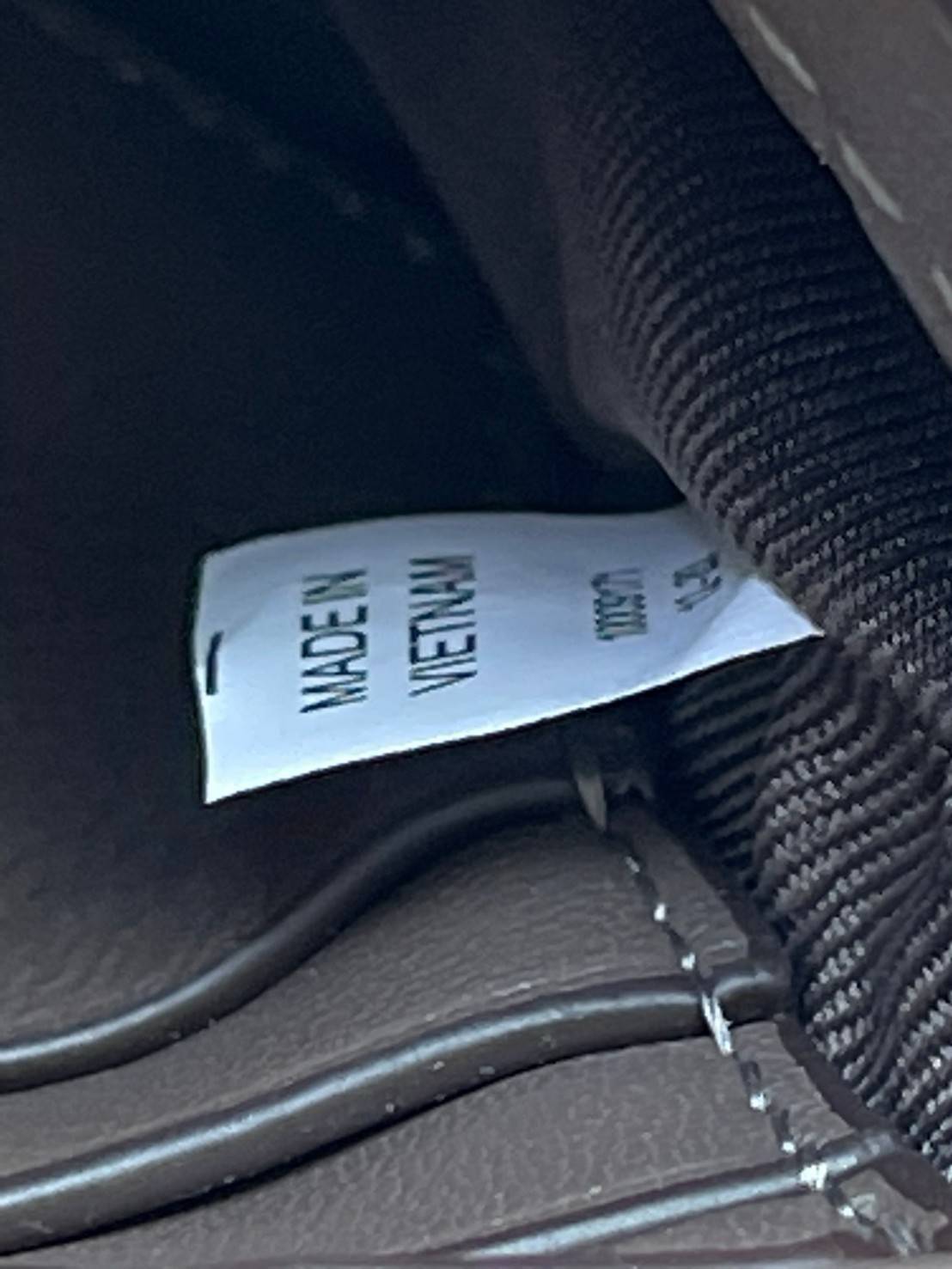 ของแท้ 💯% 】Tory Burch Kira Chevron Chain Wallet Bag เน้นความเรียบหรูดูแพง ต้องยกให้รุ่นนี้ ซึ่งมีขนาดกะทัดรัด ให้ลุคสาวมั่น Active ดูทะมัดทะแมง เหมาะสะพายในวันลำลอง และด้วยความที่เป็นแบรนด์ของทอรี่