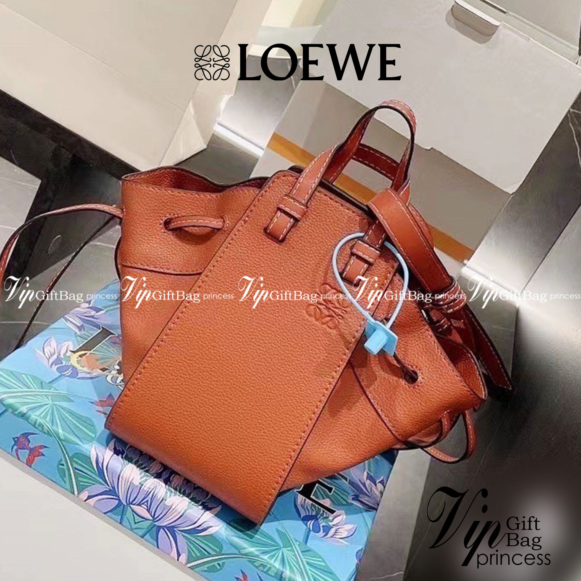 Loewe Small Hammock Leather Bag พร้อมส่ง 6 สี กระเป๋าถือหรือสะพาย รุ่น Rare items สุดๆ วัสดุหนังแท้ Calfskin หนังสวยดีไซน์มีเอกลักษณ์ ใบขนาดกำลังดี น้ำหนักเบา สามารถปรับได้หลายทรง ด้านข้างมีซิปปรับขยายได้ ภายในโล่งกว้าง ใส่กระเป๋าสตางค์ กล้อง มือถือ ของใช