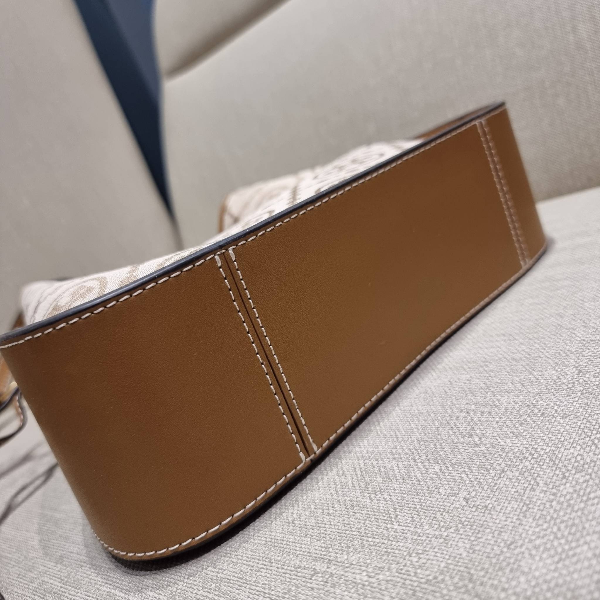 TORY BURCH T MONOGRAM JACQUARD BELL BAG คอลเลคชั่นใหม่ กับกระเป๋าลายโมโนแกรมยอดฮิต ที่มาในรูปทรงดีไซน์สวยเก๋ ชิคๆคูลๆ รับรองว่าไม่มีเกร่อ ตัวกระเป๋าทรงเหลี่ยม รูปเก็บทรงได้ในส่วนของปากกระเป๋า หรือไม่รูด ก็ได้ความสวยไปอีกแบบ วัสดุผ้า jacquard ตัดสลับหนังแท