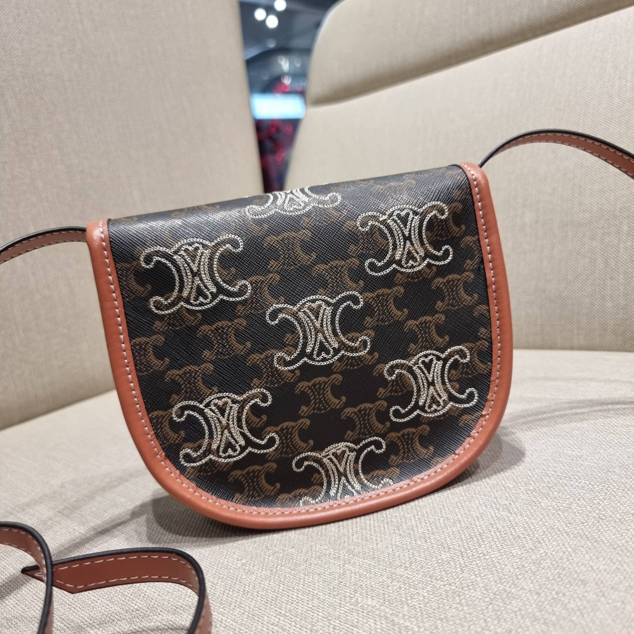 VIP 🥂 CELINE MINI BESACE IN TRIOMPHE CANVAS WITH TRIOMPHE HEART EMBROIDERY ใหม่พร้อมเสิร์ฟแบบไม่ต้องรอใคร!! กับกระเป๋าสะพายข้าง ที่เห็นแล้วต้องรัก ด้วยรูปทรงที่คลาสสิคแฝงความหรู ขนาดกำลังน่าใช้ โลโก้ลายปัก ดีเทลเดินด้ายรูปหัวใจ คละรอบใบ วัสดุหนังแ