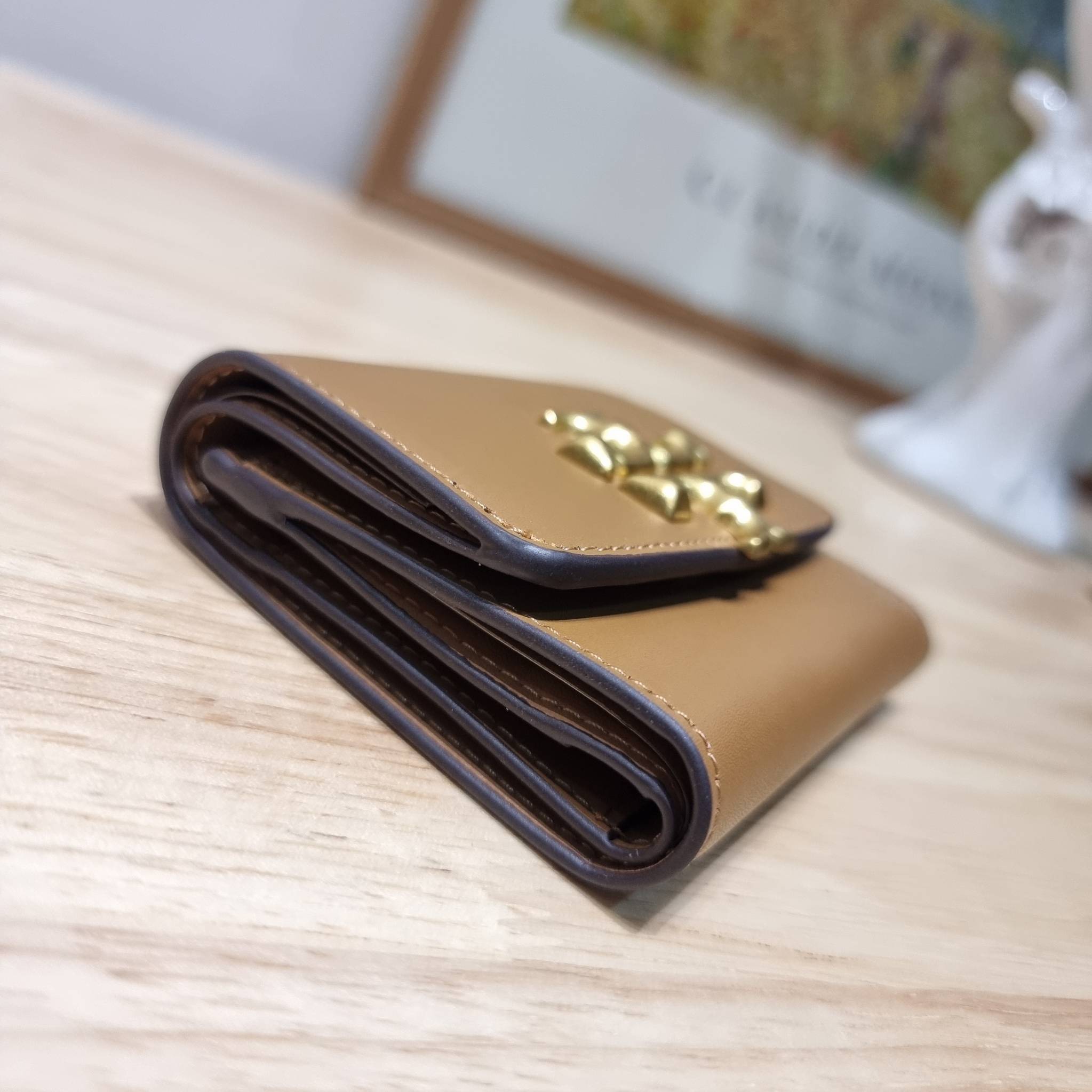 Tory wallet bag / TORY BURCH ELEANOR COMPACT WALLET กระเป๋าสตางค์ใบสั้นรุ่นขายดี แบบพับ ตัวมัมตัวแม่มากๆ ดูหรูหราทุกสี ดีไซน์คลาสสิค ขนาดกำลังพอเหมาะ โดดเด่นด้วยโลโก้สีทองดูแพง