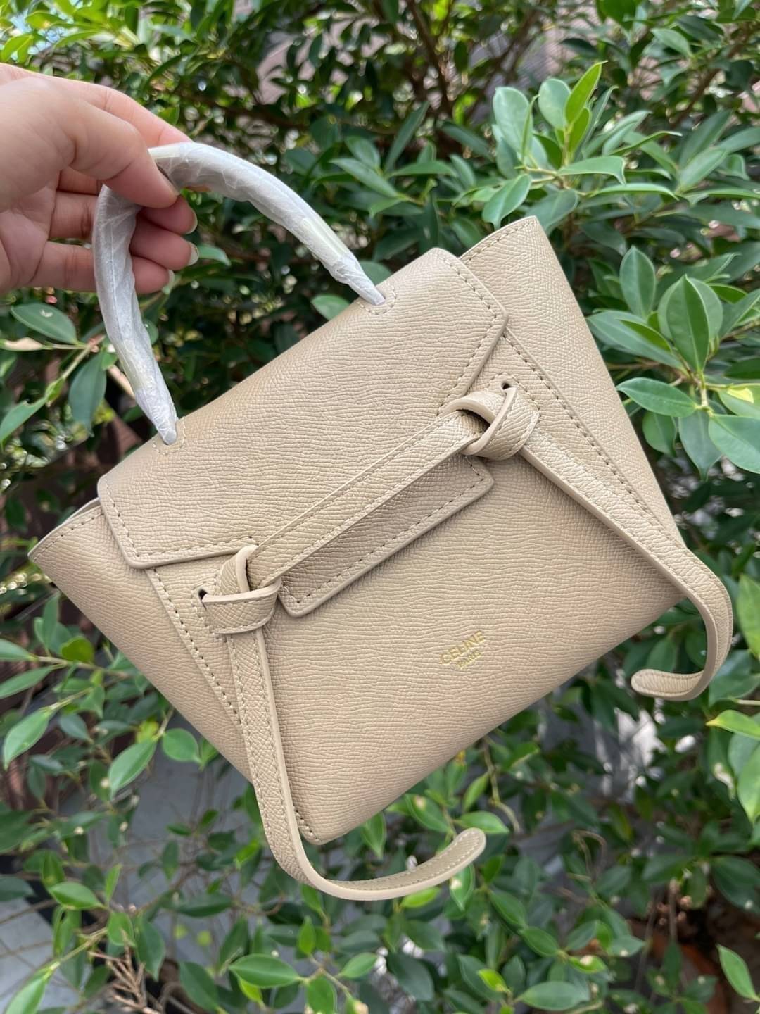 Celine Pico Belt Bag / Celine Belt Bag (ใบเล็ก) อีกหนึ่งคอลเลคชั่้นที่ได้รับความนิยมอย่างมาก บ่งบอกความเป็นตัวตนของแบรนด์ กลิ่นอายความคลาสสิก