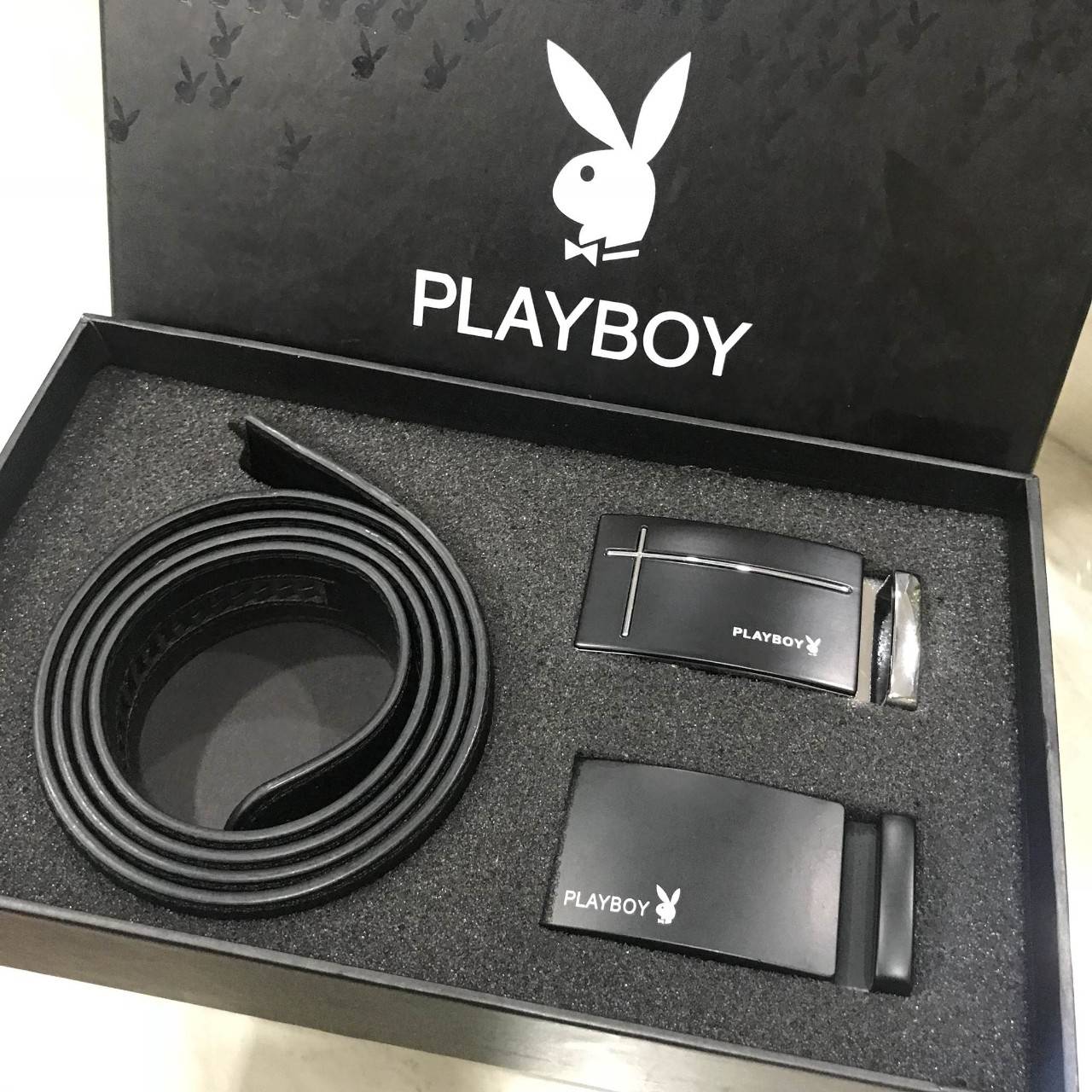 PLAYBOY REVERSIBER BELT VALUE PACK Value set & 2 in 1! Limited Edition จาก Playboy มีหัวเข็มขัดให้เลือกใช้ถึง 2 แบบ 2อสไตล์ สลับใช้ได้ ตามความเหมาะสม ปรับได้ Freesize มาพร้อมกล่องแบรนด์ จะใช้เองหรือมอบเป็นของขวัญก็แนะนำค่ะ