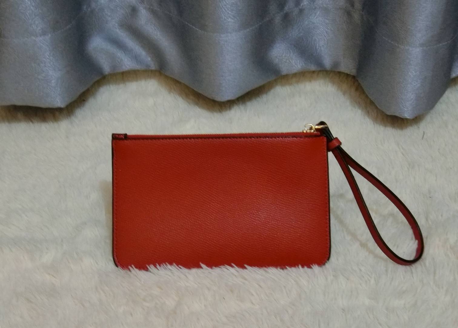 Coach Star Glitter Corner Zip Wristlet / FACTORY HK กระเป๋าคล้องมือทรงคลัช ตัวกระเป๋าตกแต่งกริ๊ตเตอร์ ด้านหน้าติดอะไหล่แบรนด์ สวยหรู เปิดปิดด้วยซิป ด้านในบุผ้ากำหยี่สามารถใส่โทรศัพท์มือถือได้ทุกรุ่น มาพร้อมสายคล้องมือ 1เส้น MUST HAVE!!