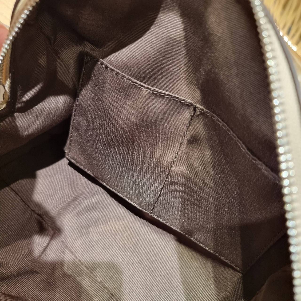 COACH F32203 MINI BENNETT SATCHEL IN SIGNATURE CANVAS กลับมาอีกครั้ง!! กับกระเป๋าทรงหมอนยอดฮิต 🥳 มีกี่สีก็ขายหมด วัสดุหนังแคนวาสเคลือบลาย ทรงสวยใช้งานได้ทุกโอกาส ภายในโล่งกว้างใส่ของได้เยอะ มีหูจับในตัว และสายสะพาย crossbody ปรับได้ตามตัว ใบนี้ไม่