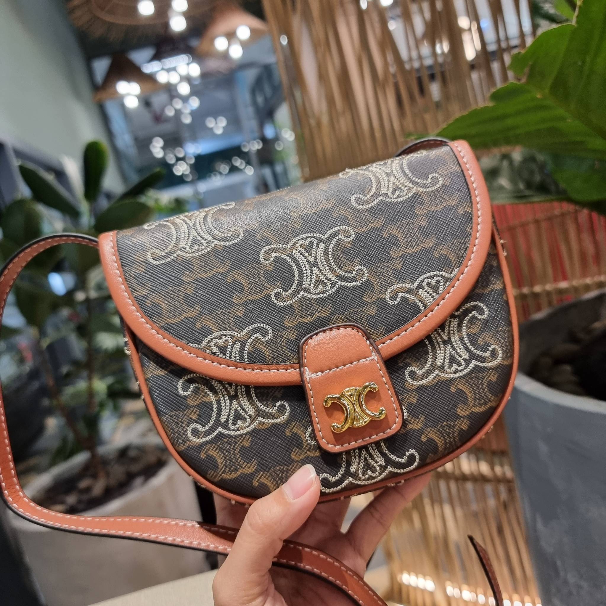 VIP 🥂 CELINE MINI BESACE IN TRIOMPHE CANVAS WITH TRIOMPHE HEART EMBROIDERY ใหม่พร้อมเสิร์ฟแบบไม่ต้องรอใคร!! กับกระเป๋าสะพายข้าง ที่เห็นแล้วต้องรัก ด้วยรูปทรงที่คลาสสิคแฝงความหรู ขนาดกำลังน่าใช้ โลโก้ลายปัก ดีเทลเดินด้ายรูปหัวใจ คละรอบใบ วัสดุหนังแ