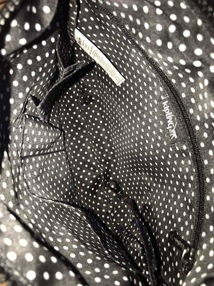 KIPLING ART O SHOULDER BAG กระเป๋าสะพาย วัสดุ Nylon+Polyester 100% เปิดปิดด้วยซิป หัวซิปเเบรนด์ ภายในมีช่องซิป ช่องใส่มือถือ และสายคล้องพวงกุญแจ ด้านหน้า มี 2 ช่องซิป ด้านหลังมี 1 ช่องซิป สายสะพายยาว เลื่อนปรับได้ จะสะพายไหล่หรือ Crossbody ก็ดูดี มีพวงกุญ