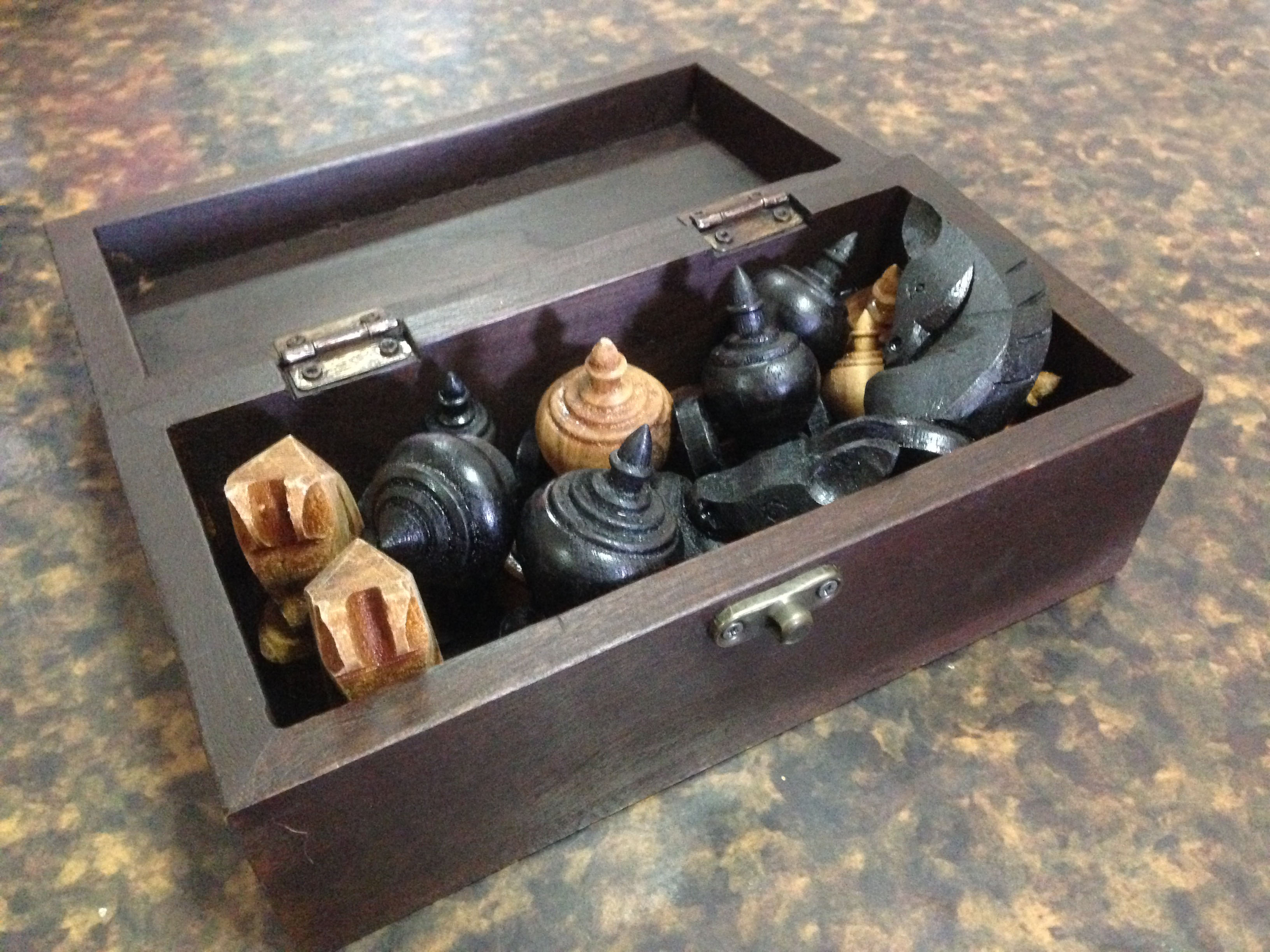 ตัวหมากรุกไทยไม้สักขนาดมาตรฐานพร้อมกล่อง