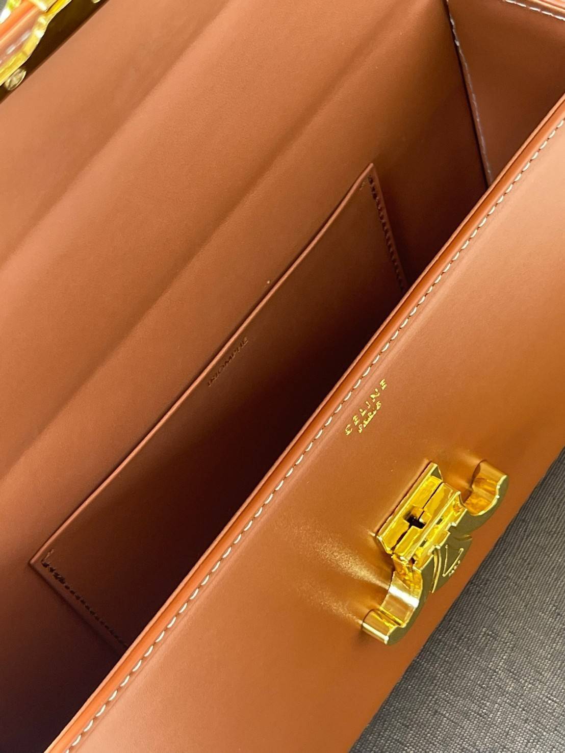 Celine Triomphe shoulder handbag Bag / Celine box triomphe in Natural Calfskin Tan กระเป๋าสะพายเรียบหรูและดูทันสมัยใบนี้ออกมา ให้คุณเลือกสะพายในชีวิตประจำวันเข้ากับการแต่งตัวสบาย ๆ หรือถอดสายถืงออกงานปาร์ตี้สังสรรค์ ก็ช่วยให้คุณดูโดดเด่นได้เช่นกัน นอกจากน