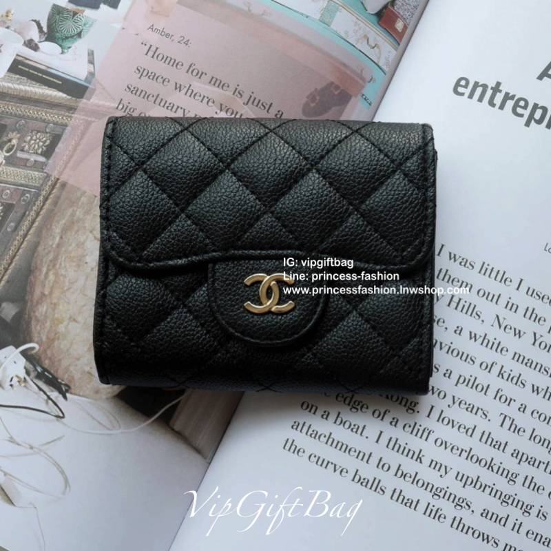 พร้อมส่งที่ไทยแล้วค่ะ♡♡ กับ กระเป๋าสตางค์แบบพับใบสั้น แนะนำรุ่นนี้คะ งานพรีเมี่ยมกิ้ฟท์จากเค้าเตอร์ต่างประเทศ **ทรงขายดี หนังสัมผัสลายด้าน จากแบรนด์ CHANEL (GWP) ด้านหน้ามีโลโก้แบรนด์ CC สีทองหรู **อะไหล่สีทองทั้งใบ เปิดปิดด้วยกระดุม ปั้มทอง