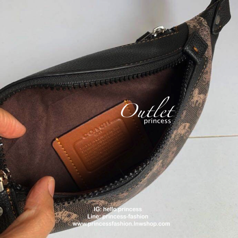 Coach Rivington Belt Bag 7 With Horse And Carriage Print กระเป๋าหนังคาดอกสุดเท่ ขนาดกำลังดี ภายในกว้าง เปิดปิดด้วยซิป ลายโลโก้แบรนด์ ดูคลาสสิคทีเดียว ใช้ได้ทั้งหญิงและชาย พร้อมส่งราคาสุดคุ้มค่ะ