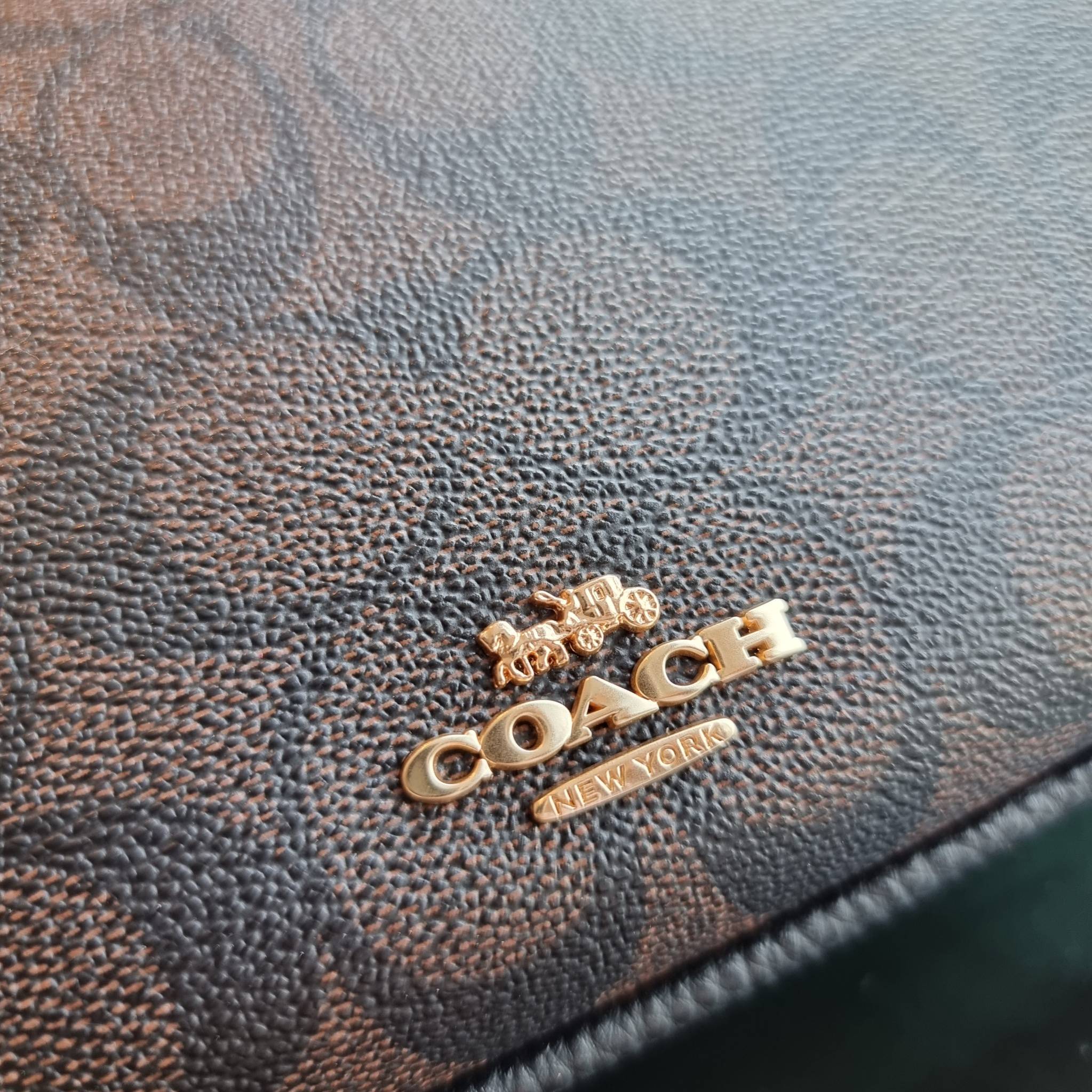 COACH C7223 PENNY SHOULDER BAG 25 IN SIGNATURE CANVAS คอลเลคชั่นเพนนีสุดคิ้วท์ ในรูปแบบของกระเป๋าสะพายไหล่กึ่งทรงพอช พร้อมเสิร์ฟความสวยถึงบ้านไปเลย!! ด้วยดีไซน์คลาสสิคย้อนยุค ที่แอบแฝงความเรียบหรู มาพร้อมสายสะพาย 2 เส้น เป็นสายคล้องมือและสายสะพายครอสบอดี้