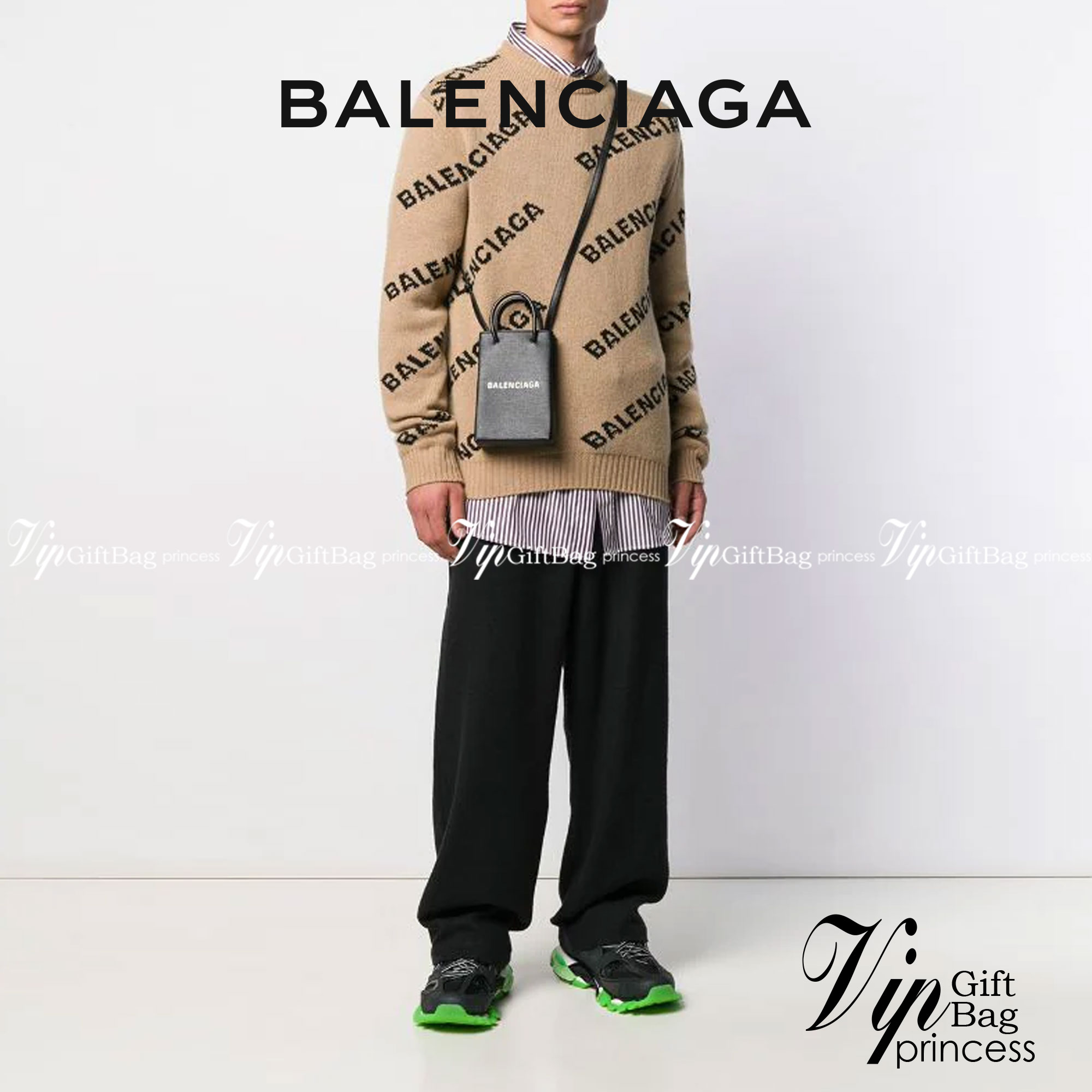 หนังแท้ BALENCIAGA Shopping Phone Pouch leather tote พกกระเป๋าช้อปปิ้งขนาดมินิ ไปทุกที่ในฤดูกาลนี้ ดีไซน์ที่ใช้ได้ทุกวันตั้งแต่หนังแบบมีเท็กซ์เจอร์ ภาพสินค้าถ่ายจากงานขายจริง ใช้งานต่างประเทศได้