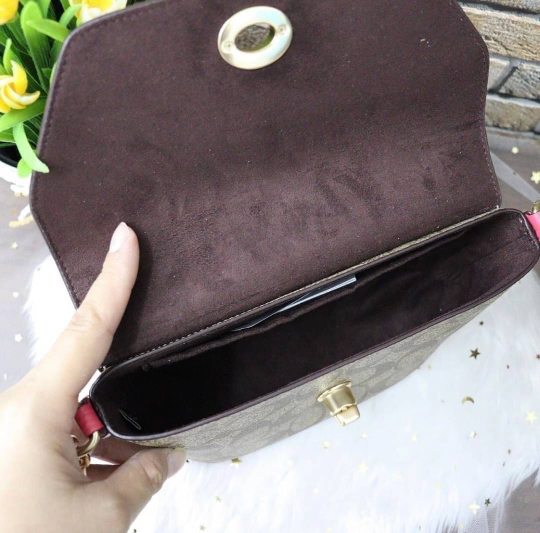 คอลเลคชั่นใหม่ ทั้งสวยทั้งคุณภาพค่ะ😘 COACH KARLEE CROSSBODY BAG 💐พร้อมส่ง ได้ไปไม่ผิดหวังแน่นอนค่ะ! สวยๆแบบคนดังระดับโลกกันค่าา กระเป๋าสะพายแบบครอสบอดี้ร์ หนังแท้นิ่มสวยงามมากๆค่ะ รูปทรงน่ารักกระทัดรัด เปิดปิดกระเป๋าแบบหมุนล็อค ภายในสามารถ