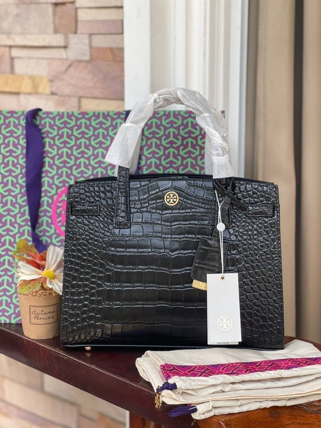 Tory Burch Walker Embossed Small Satchel Collection นี้เหมาะสำหรับผู้หญิงที่มีความสุขุมและเป็นผู้ใหญ่ เพราะดีไซน์ของกระเป๋าหนังรุ่นนี้ได้ผลิตออกมาโดยเน้นความเรียบง่าย เป็นทางการและดูแพง