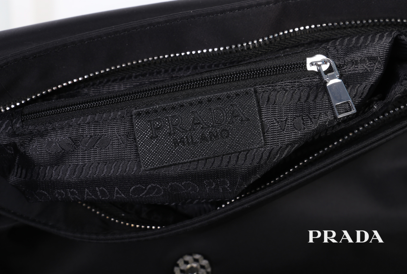 PRADA nylon Handbag วัสดุทำจากผ้าNylon อยู่ทรงสวยค่ะ อะไหล่เงินทั้งใบ สายสามารถสะพายไหล่ คล้องแขนได้