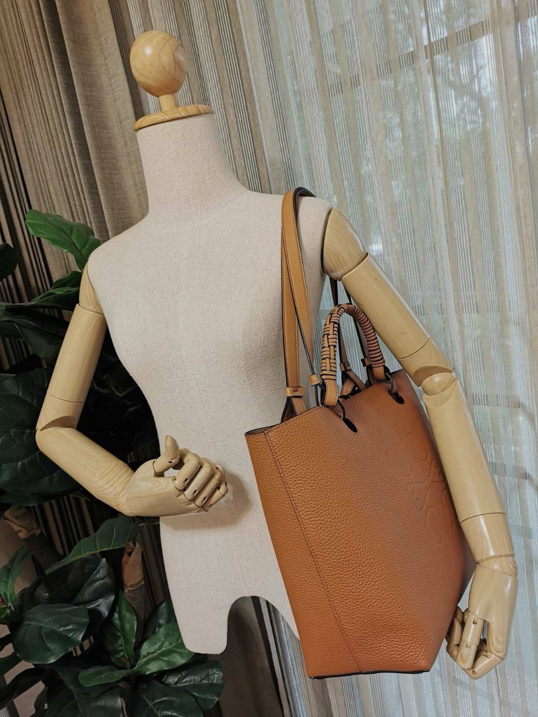 LOEWE HANDLE & SHOULDER BAG VIP GIFT WITH PURCHASE (GWP) กระเป๋าหนังแท้พรีเมี่ยมกิ๊ฟ Limited จาก LOEWE PERFUME DUTYFREE รุ่น Rare items สุดๆวัสดุหนังแท้ Lambskin แบบนิ่มเทคเจอร์สวยดีไซน์สุดหรูคงเอกลักษณ์แบรนด์ ภายในโล่งกว้าง ซับในหนังกลับ ใบใหญ่กำลังดีจุส