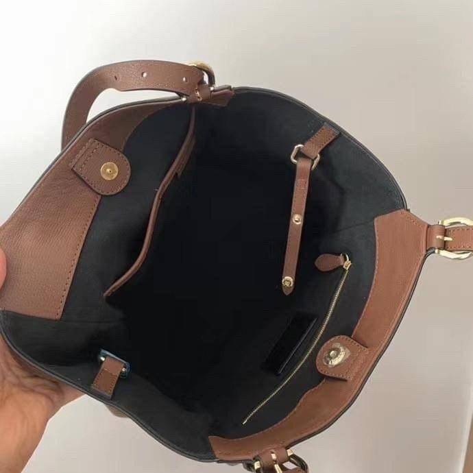 Burberry House Check Derby Canterbury Leather Tote / Burberry Tote Bag กระเป๋าถือหรือสะพายไหล่ วัสดุ canvas +หนังแท้ ภายในโล่ง มี1ช่องซิปและ2ช่องเล็กใส่ตังค์ใส่บัตร น้ำหนักเบา จุของได้เยอะ ครบจบใบเดียวทั้งเที่ยวและไปทำงานคุ้มสุดๆ ไม่ควรพลาดเลยค่า