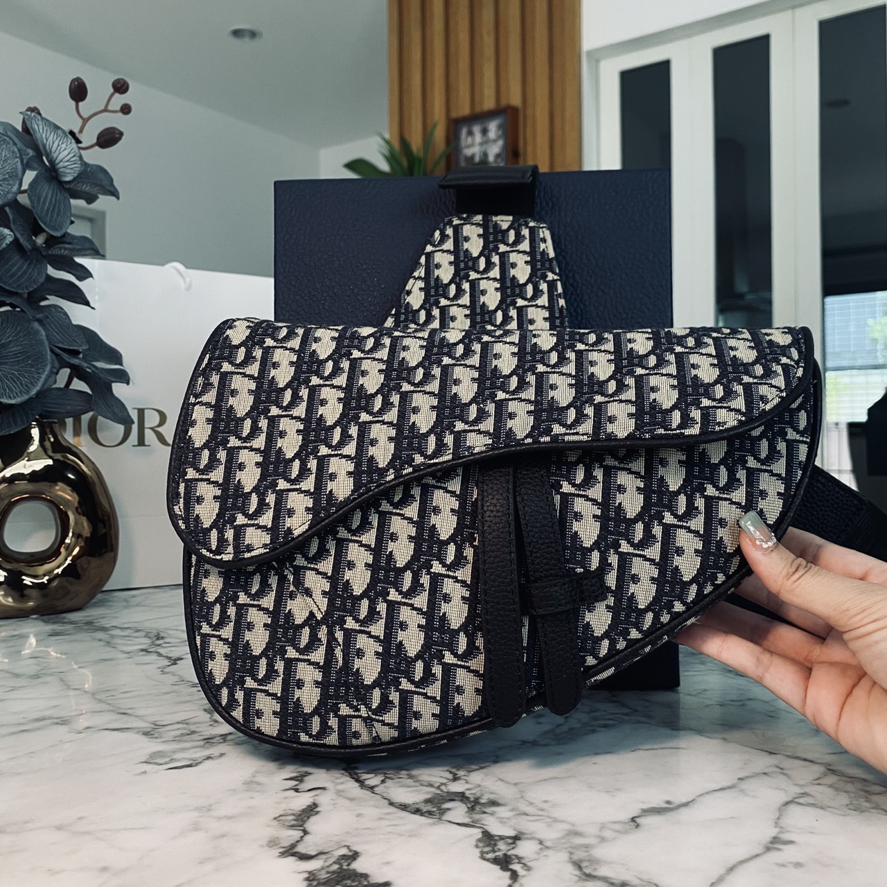 DIOR Saddle bag Oblique jacquard fabric in beige and black กระเป๋าคาดอกดิออร์ รุ่นยอดนิยมที่หนุ่มๆ ใช้งานได้แบบคุ้มๆ ดีไซส์สวยคมเรียบหรูตามแบบฉบับแบรนด์