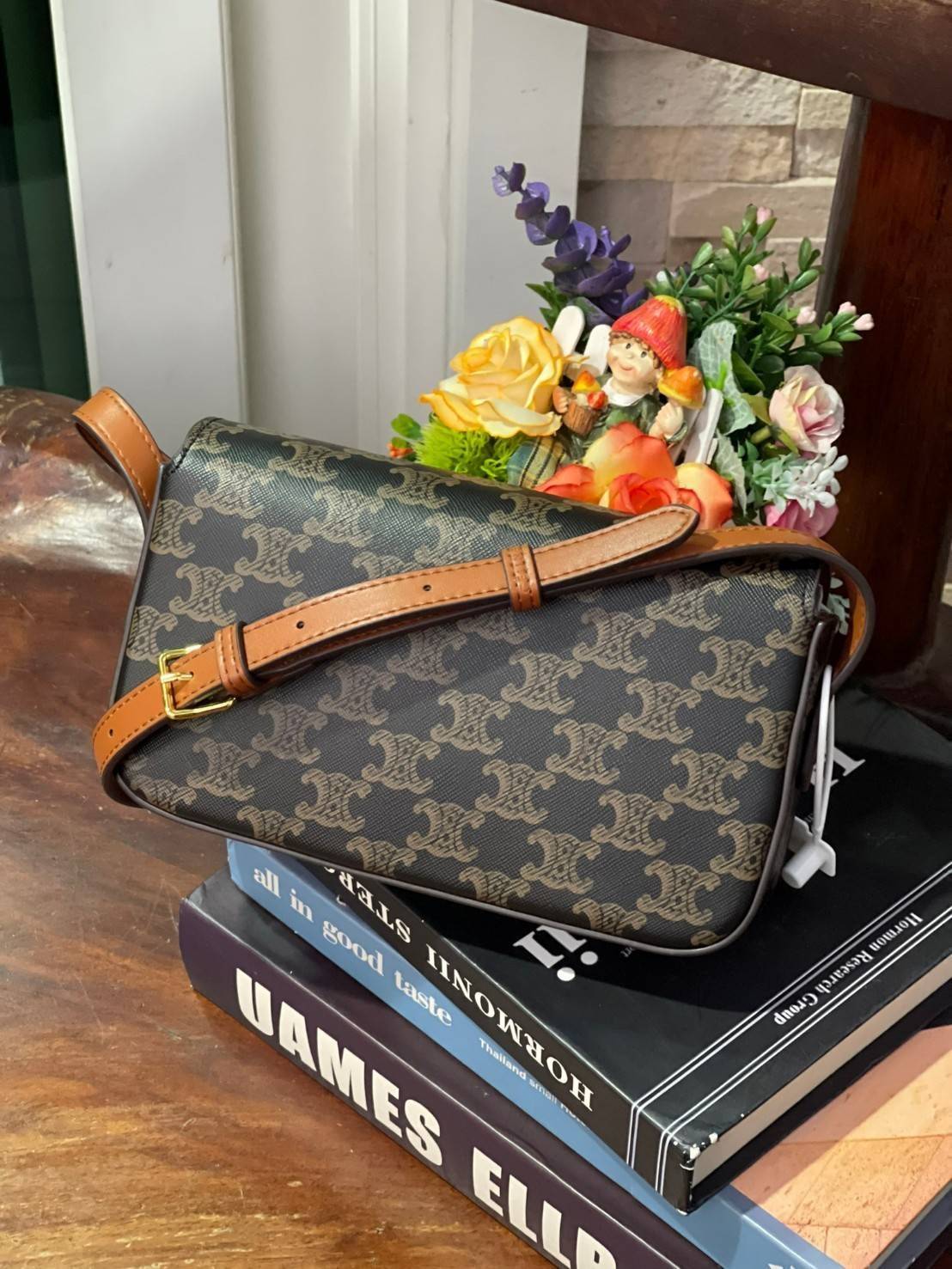 VIP 】CELINE TRIOMPHE SHOULDER BAG IN TRIOMPHE อีกหนึ่งผลงานการออกแบบของ Hedi Slimane ที่ได้ดึงเอาเอกลักษณ์ต่าง ๆ ของ CELINE ออกมาและทำการตีความหมายใหม่จนได้กระเป๋าเรียบหรูและดูทันสมัย ให้คุณเลือกสะพายในชีวิตประจำวันเข้ากับการแต่งตัวสบาย ๆ หรือจะสะพายออกงา