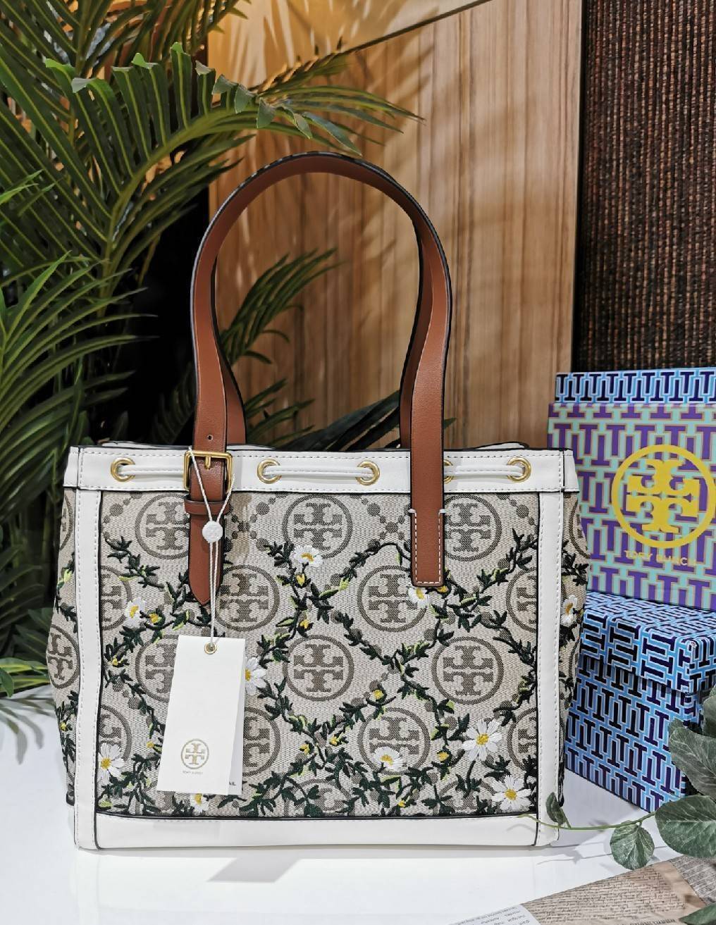 ของแท้ 💯% TORY BURCH FACTORY MONOGRAM JACQUARD TOTE BAG กระเป๋าถือหรือสะพายรุ่นล่าสุดดีไซน์ยอดนิยมจาก TORY BURCH FACTORY OUTLET วัสดุ Woven Jacquard & Leather ทอลาย Jacquard Singnature
