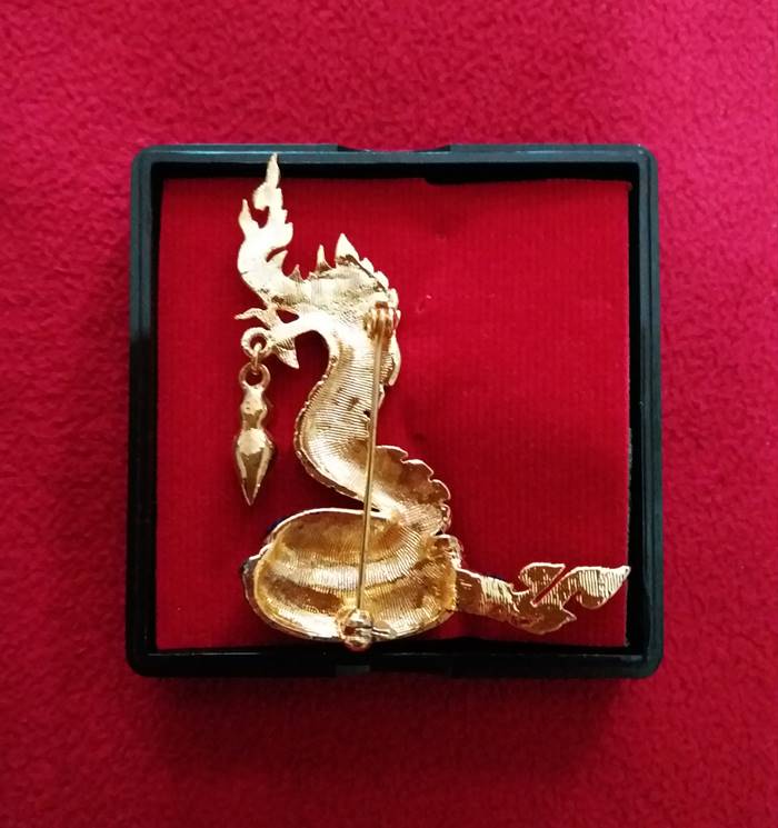 สินค้าหมดค่ะ เข็มกลัดพญานาคสีน้ำเงินประดับพลอยพร้อมกล่องและใบคาถาค่ะ