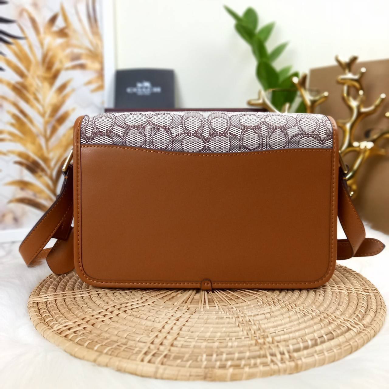 COACH STUDIO SHOULDER BAG IN SIGNATURE JACQUARD WITH PENGUIN MOTIF (C7935) กระเป๋าสะพาย ดีไซน์เฉียบ! สุดคลาสสิค ที่เป็นเอกลักษณ์เฉพาะตัว//วัสดุ JACQUARD พิมพ์ลาย SIGNATURE ผสมหนังแท้ รูปทรงสวย ดีเทลเรียบหรู เพิ่มดีไซน์โดดเด่น ด้วยการปักเย็บ รูปเพนกวินสุดน