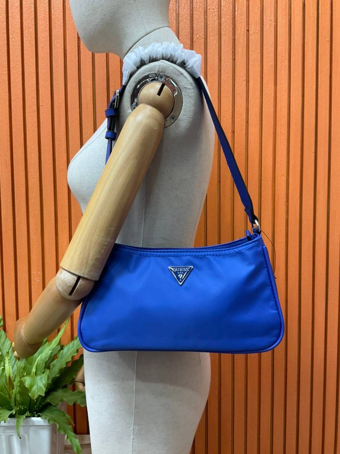 ของแท้ 💯% Guess Little Bay Nylon Shoulder Bag กระเป๋าสะพายไหล่/คล้องแขน ทรงคลัช สวยหรู ด้านหน้าประดับโลโก้แบรนด์ เปิดปิดด้วยซิป ภายในช่องหลักโล่กว้าง