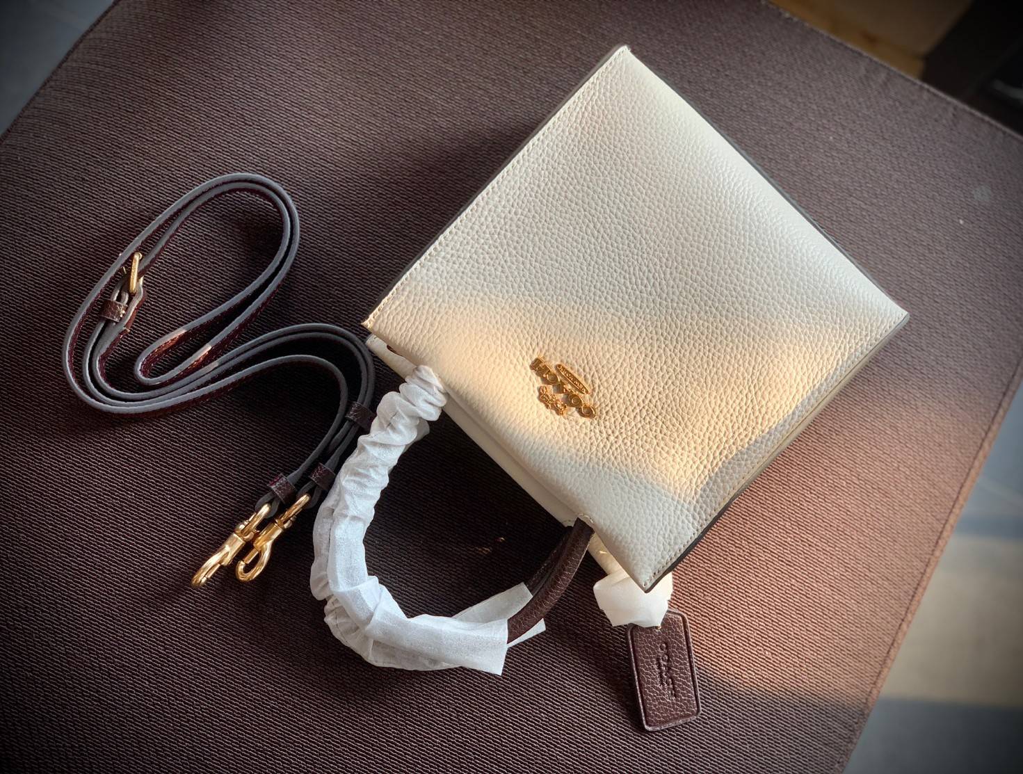OUTLET COACH MINI CALLY CROSSBODY IN SIGNATURE ((5693//2134//2183)) พร้อมส่งที่ไทยทันที! กระเป๋าสะพายครอสบอดี้ร์ หนังแท้นิ่มอย่างดีค่ะ