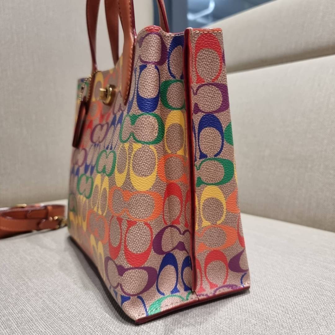 COACH CA102 WILLOW TOTE 24 IN RAINBOW SIGNATURE CANVAS ไปให้สุดกับความเลิศของลวดลายสายรุ้ง ที่แต่งแต้มลงบนกระเป๋าทรงโท้ท ไซส์กำลังสวย พกพาได้สะดวก มีตัวบิดล็อคที่ปากกระเป๋าด้านหนึ่ง และกระดุมแม่เหล็กอีกด้านหนึ่ง ภายในโล่งกว้าง เก็บของได้เป็นสัดส่วนไปเลย ม