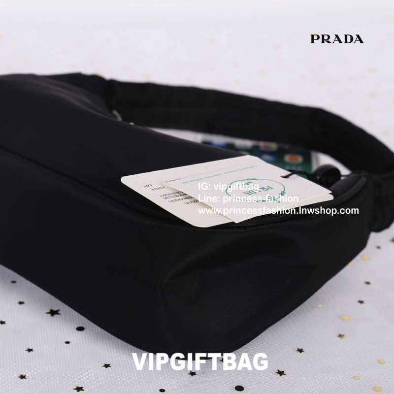 Prada nylon mini shoulder bag สินค้า Premium gift จากเค้าเตอร์แบรนด์ต่างประเทศ แท้ 💯 กระเป๋าถือหรือสะพายไหล่ size mini กำลังน่ารัก วัสดุทำจากผ้า nylon คุณภาพดีตามแบบฉบับแบรนด์เลยค่ะ อะไหลเงิน น้ำหนักเบา เปิดปิดด้วยซิป ใส่กระเป๋าสตางค์ใบสั้น,มือถือ