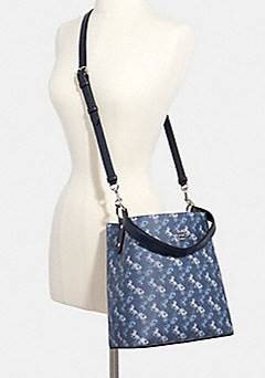 COACH TOWN BUCKET BAG WITH HORSE AND CARRIAGE PRINT ((2081-236)) 🔺กลับมาแล้ว ตามคำเรียกร้องค่ะ! กระเป๋าคล้องไหล่//สะพายข้างได้ วัสดุ pvc อย่างดี หนังนิ่มป่องพองตัวสวยงาม ลายรถม้าทั้งใบค่ะ ภายในกระเป๋าแบ่งเป็น2ช่องหลัก เปิดปิดแบบกระดุมแม่เหล็ก ภายใ