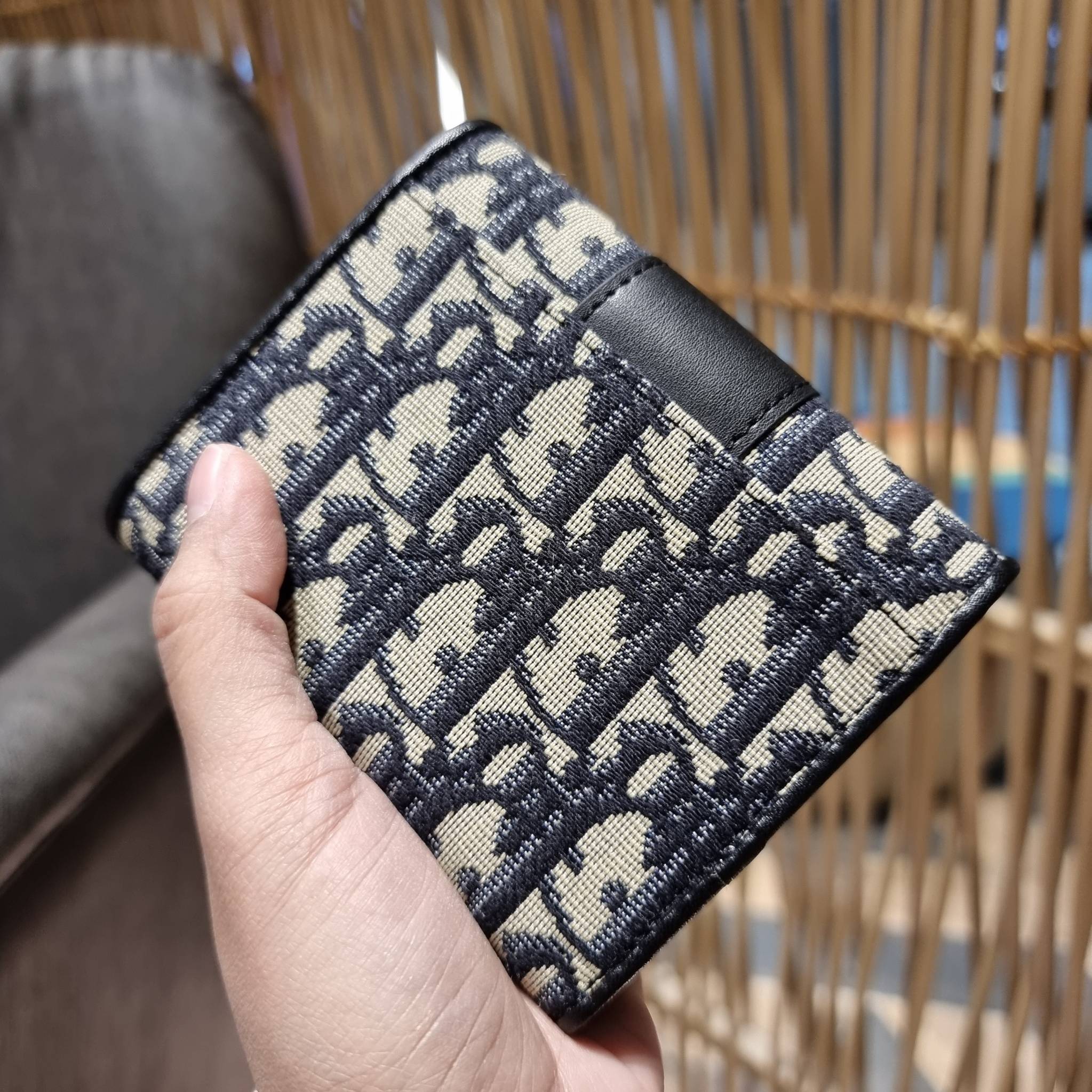 VIP 】CD TRIFOLD WALLET WITH GWP ที่สุดของความคลาสสิค กระเป๋าสตางค์ใบสั้นแบบพับ พรีเมี่ยมกิ๊ฟจากเคาน์เตอร์ วัสดุผ้าแคนวาสปักลาย สลับหนังแท้ภายใน โลโก้สีทองเหลือง สวยวินเทจ โดดเด่นเป็นเอกลักษณ์ ภายในมีช่องใส่บัตร ใส่ธนบัตร ใส่เหรียญได้ คัดมาให้แบบปังๆ ต้องจ