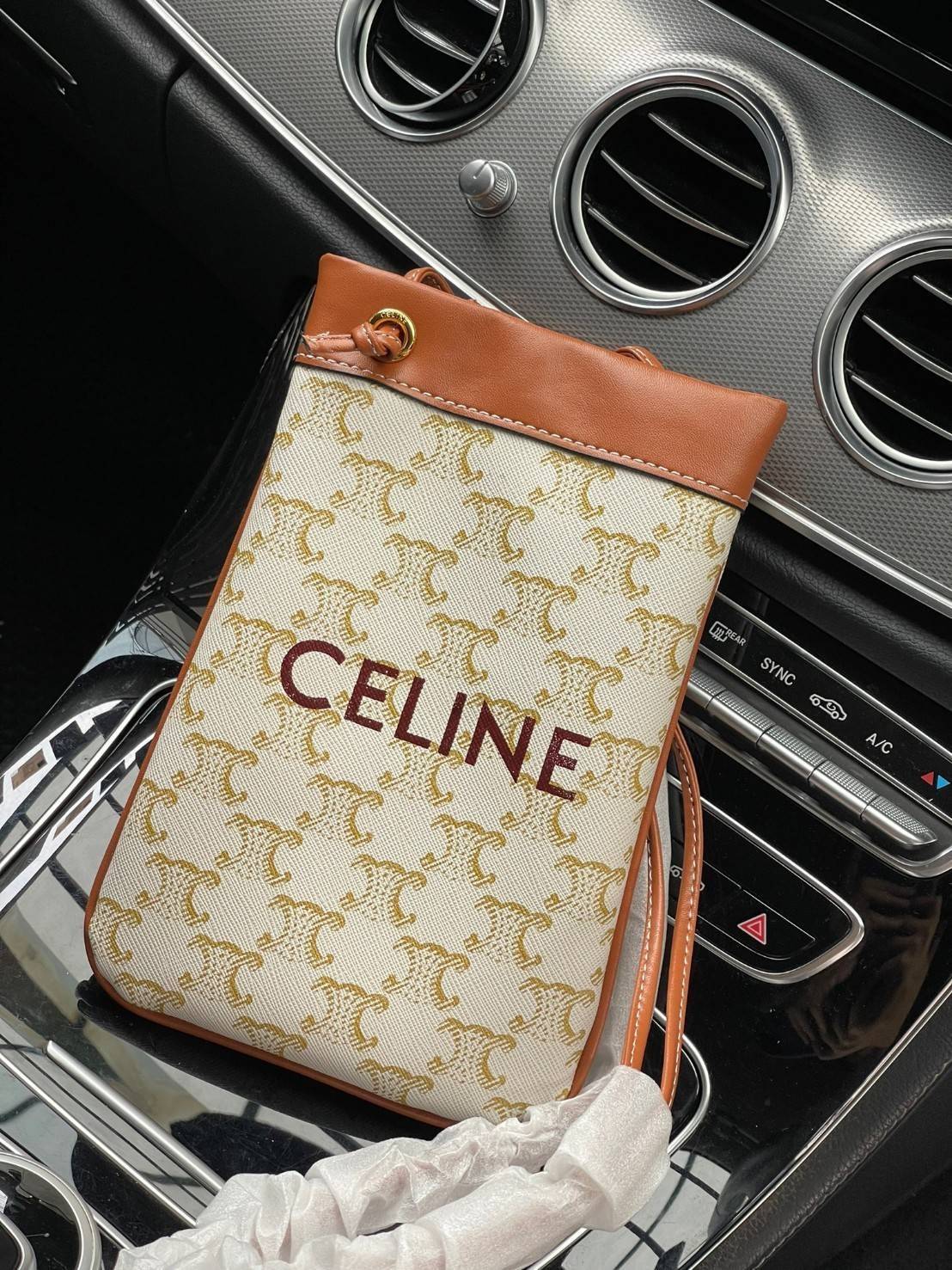 Celine Triomphe Pouch Crossbody Bag / Celine Phone Bag ในวันที่ต้องการความคล่องตัว เราสามารถหยิบกระเป๋าใส่โทรศัพท์ประเภทนี้เพื่อใส่เพียงแค่โทรศัพท์ เงิน และของสำคัญชิ้นเล็ก ๆ ได้เลย โดยไม่ต้องพกกระเป๋าใบใหญ่ ๆ ไปให้เกะกะ แถมยังดูเป็นแฟชั่นที่ทันสมัยอีกด้ว
