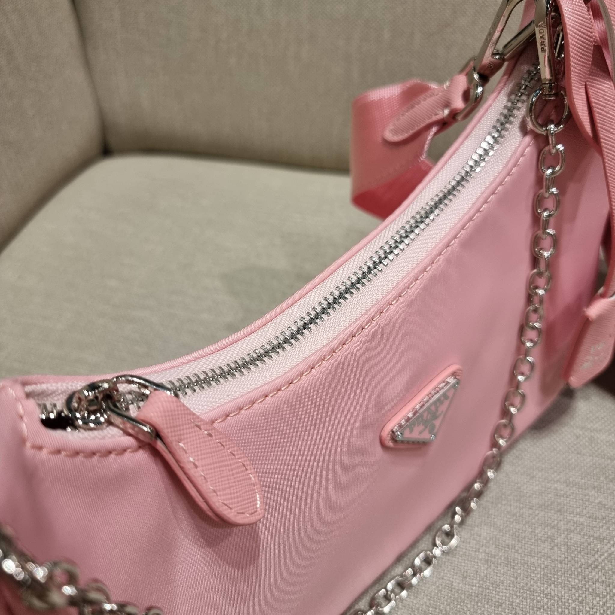 VIP 🥂 PRADA RE-EDITION 2005 RE-NYLON SHOULDER BAG ไอเท็มสุดปัง ที่ฮิตตลอดกาลไม่ว่าจะปีไหนๆ จัดให้ครบทั้งสีขายดีและสีใหม่ล่าสุด ที่สายคุณหนูห้ามพลาด!! กับกระเป๋าสะพายทรงคลาสสิค เหมาะเป็น everyday bag มากๆ วัสดุผ้าไนล่อนคุณภาพ พร้อมใบลูก ไว้ใส่เหรีย