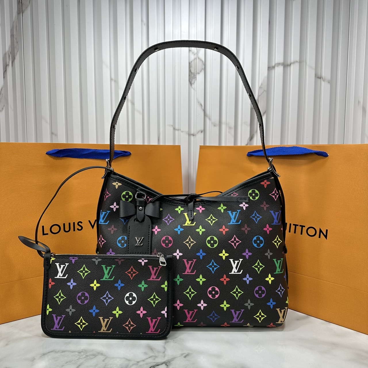 LV x TM CarryAll PM bag Murakami กระเป๋าทรงโท้ทแครี่ออลสุดคลาสสิกแต่งแต้มดีเทลเปี่ยมชีวิตชีวาจากคอลเลคชั่น LV x Murakami ด้วยลายโมโนแกรมสุดไอคอนิกเปี่ยมสีสันใหม่