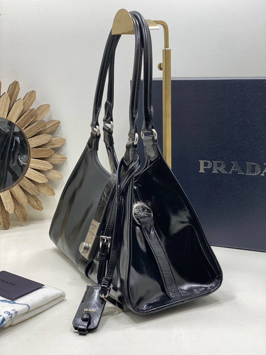 TOP ORI หนังแท้ | เกรดดีสุด PRADA Medium leather tote bag / pradahobo กระเป๋าสะพายทรงโฮโบ คลาสสิคหนังเงาสวยหรูดูแพง ใบใหญ่กำลังดี ดีไซน์ใหม่ล่าสุด ภายในโล่งกว้าง จุของได้สบายๆ