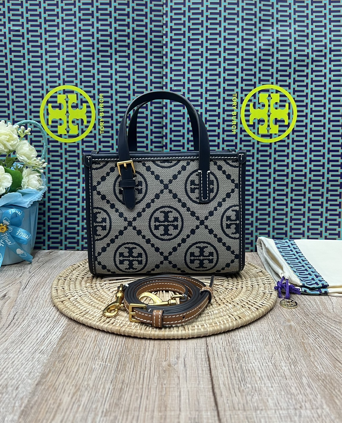 Tory Burch Mini T Monogram Square Tote / TORY BURCH Shopper Tote Bag 19cm ใบเล็ก กระเป๋าทรงโท้ท รุ่นใหม่ Square Tote ตกแต่งขอบด้วยหนังหรู มาพร้อมช่องเก็บของที่จุของได้มากมาย และสายจับกระเป๋าที่สามารถสะพายขึ้นไหล่ เหมาะสำหรับการใช้งานหลากหลายรูปแบบ รังสรรค