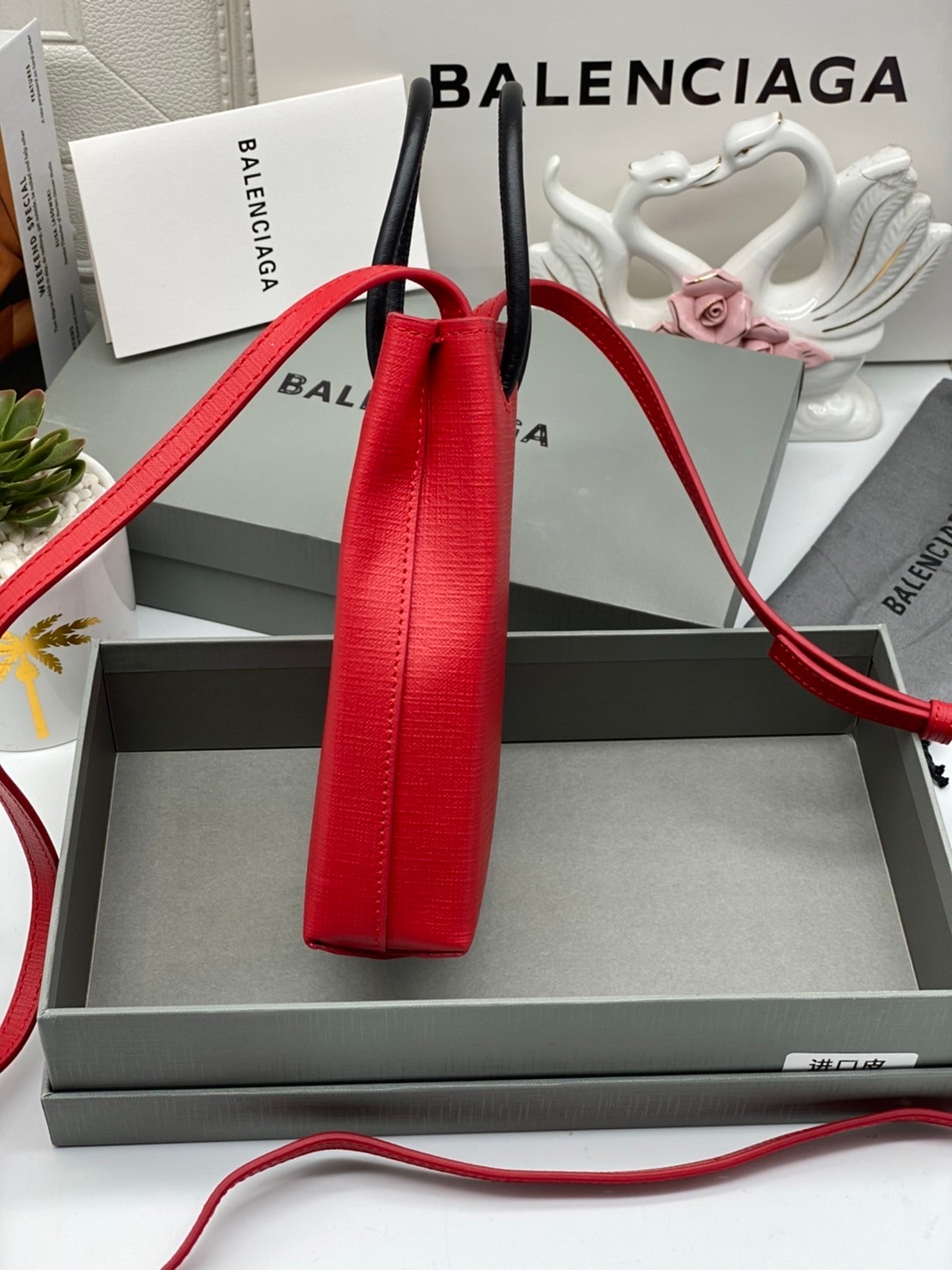 หนังแท้ BALENCIAGA Shopping Phone Pouch leather tote พกกระเป๋าช้อปปิ้งขนาดมินิ ไปทุกที่ในฤดูกาลนี้ ดีไซน์ที่ใช้ได้ทุกวันตั้งแต่หนังแบบมีเท็กซ์เจอร์ ภาพสินค้าถ่ายจากงานขายจริง ใช้งานต่างประเทศได้