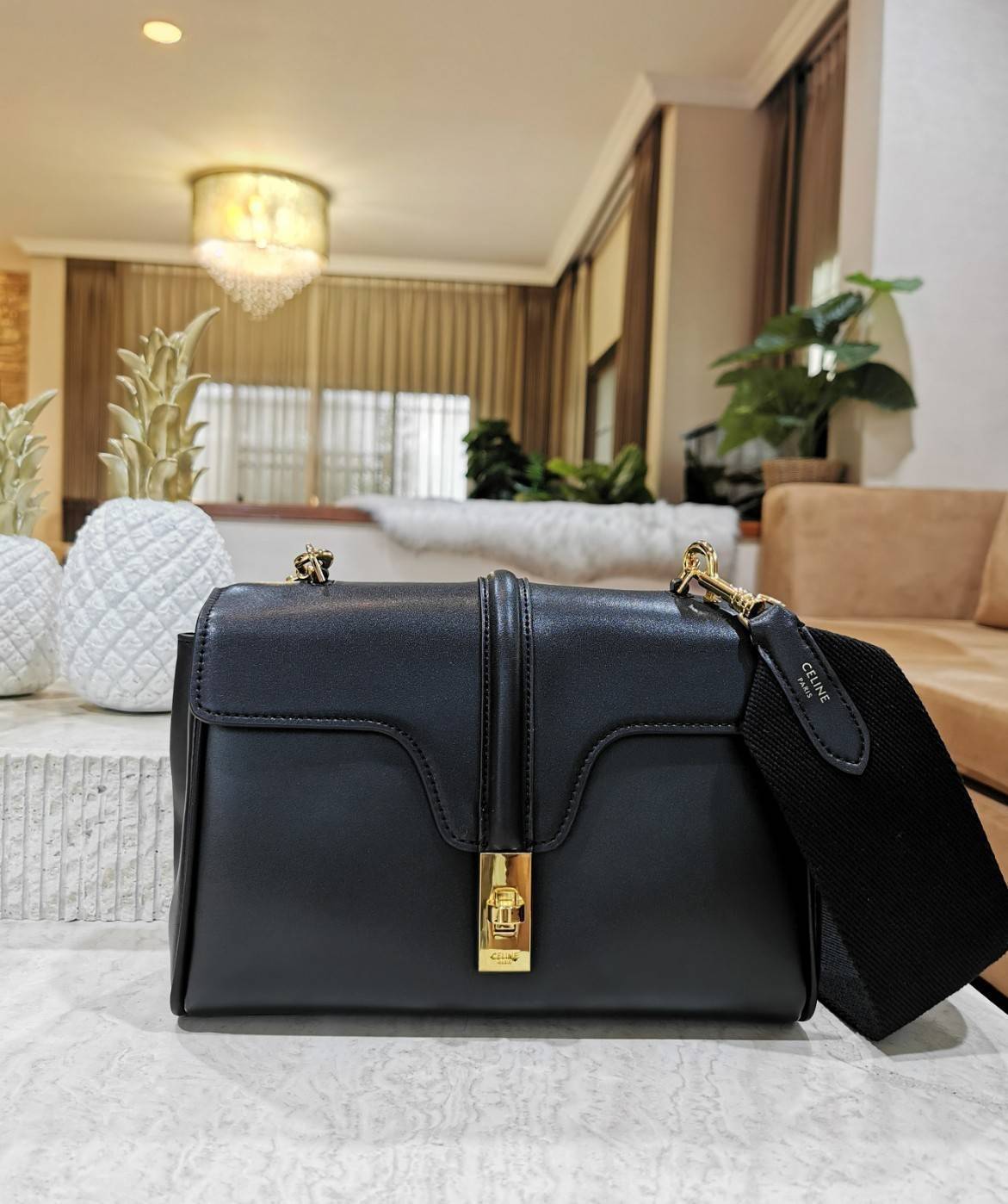 พร้อมส่งความสวย✴️นาทีนี้ต้อง CELINE TRIOMPHE CROSSBODY BAG SMOOTH CALFSKIN VIP GIFT WITH PURCHASE-GWP พรีเมี่ยมกิ๊ฟ Limited Edition จาก CELINE PERFUME DUTY FREE COUNTER วัสดุ หนังแท้ CALFSKIN ดีไซน์สวยหรูสุดคลาสสิคหนังเรียบสวยอยู่ทรงเปิดปิดด้วยฝาปิ