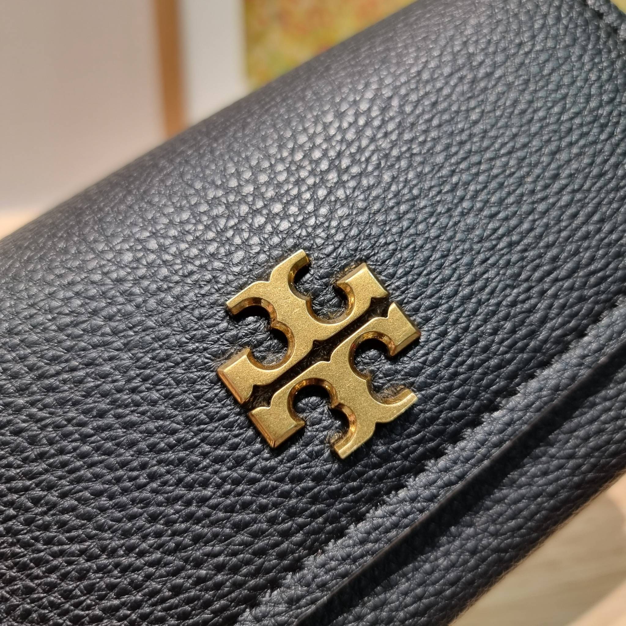 TORY BURCH LIMITED-EDITION MINI BAG รุ่นลิมิเต็ด ที่ sold out ไปแล้วหลายช็อป มีมาให้ช้อปที่นี่! กับกระเป๋าสะพายข้างทรงผู้ดี ไซส์มินิ ที่ผลิตมาในจำนวนจำกัด โดดเด่นด้วยอะไหล่ทองคลาสสิคหรูหรา และสายสะพายโซ่สลับหนัง ทำให้สะพายได้โดยไม่เจ็บไหล่